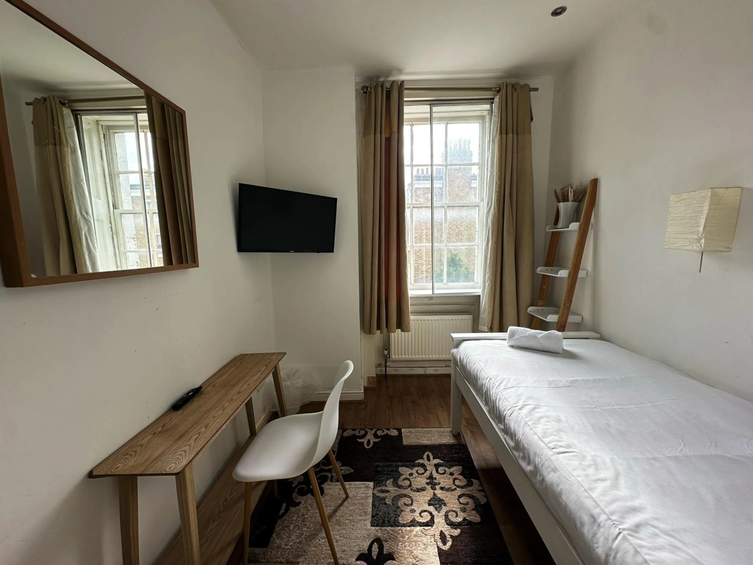 Bedroom, Bed in Somerset Hotel Baker Street London
