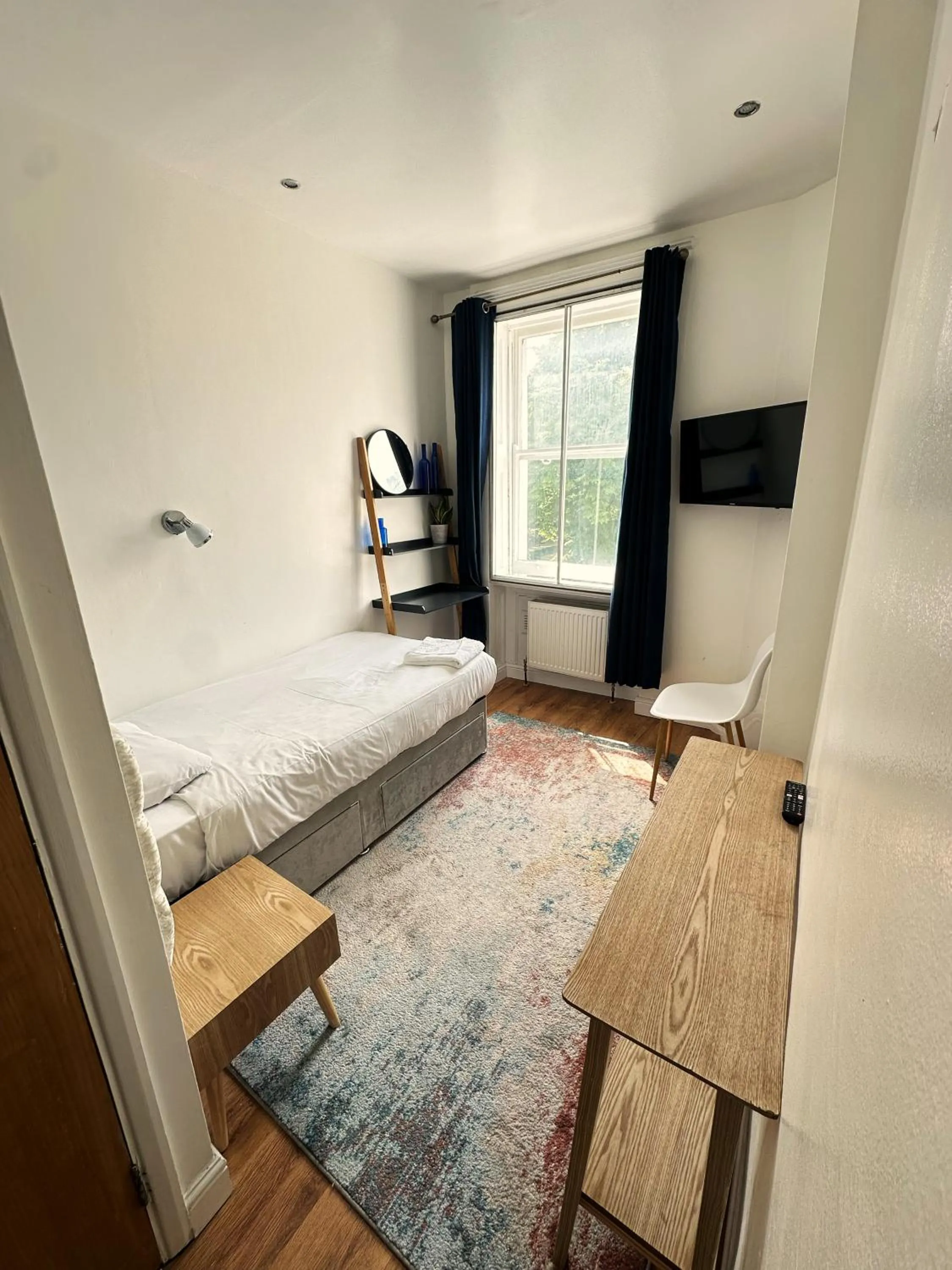 Bedroom, Bed in Somerset Hotel Baker Street London