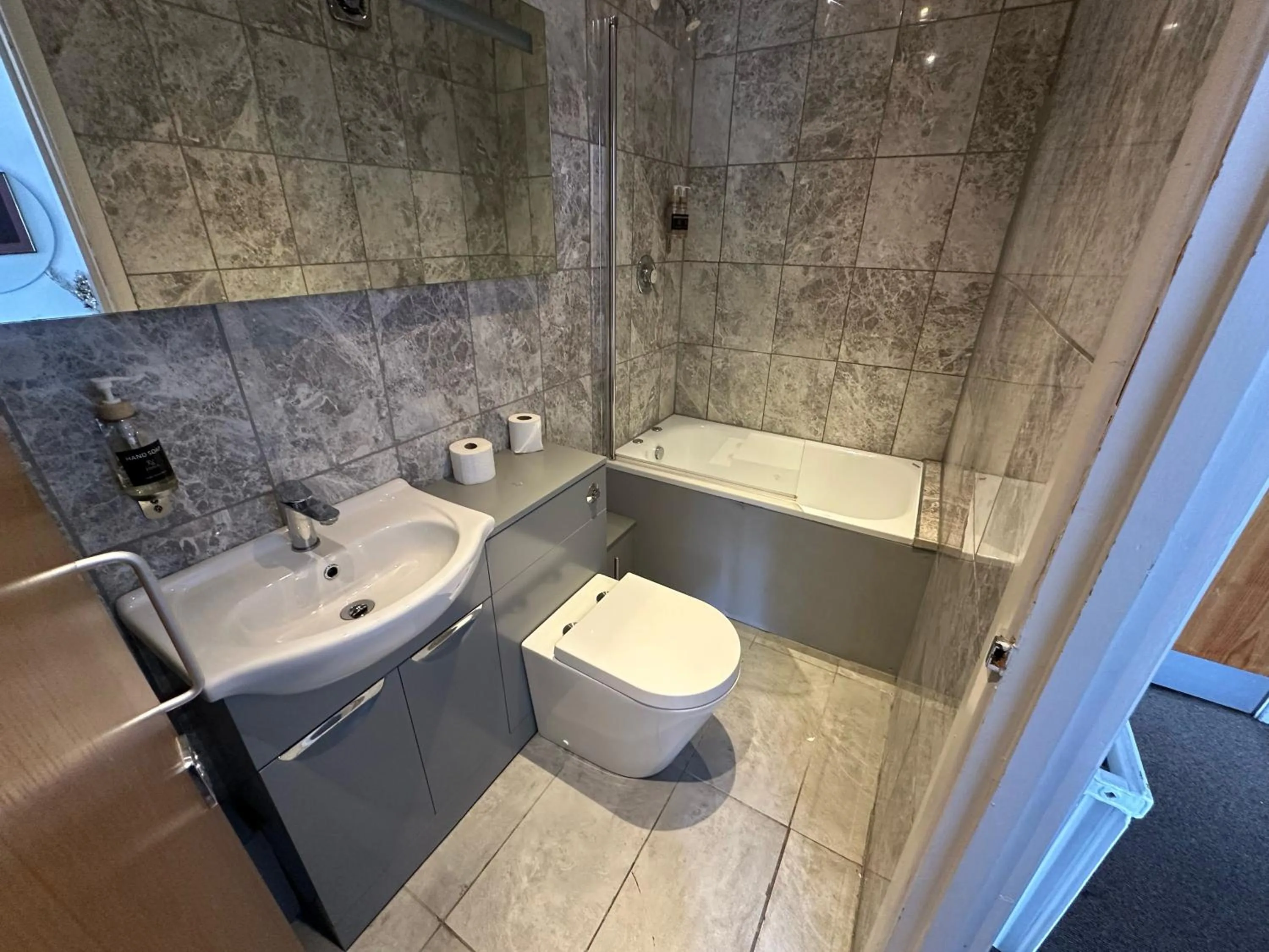 Bathroom in Somerset Hotel Baker Street London