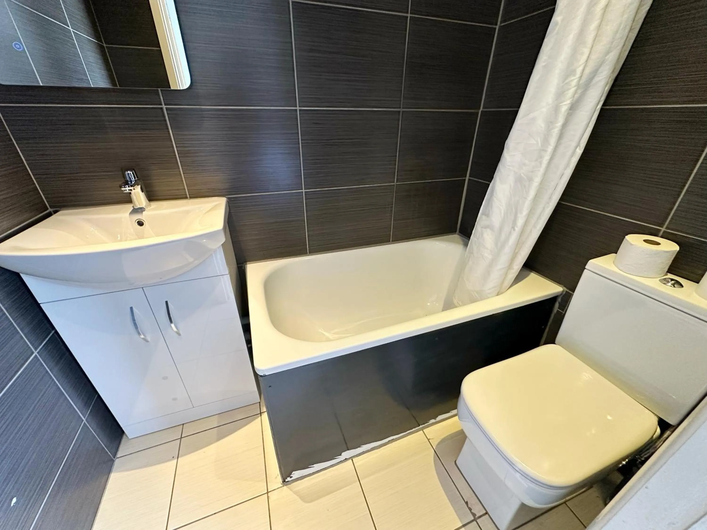 Bathroom in Somerset Hotel Baker Street London