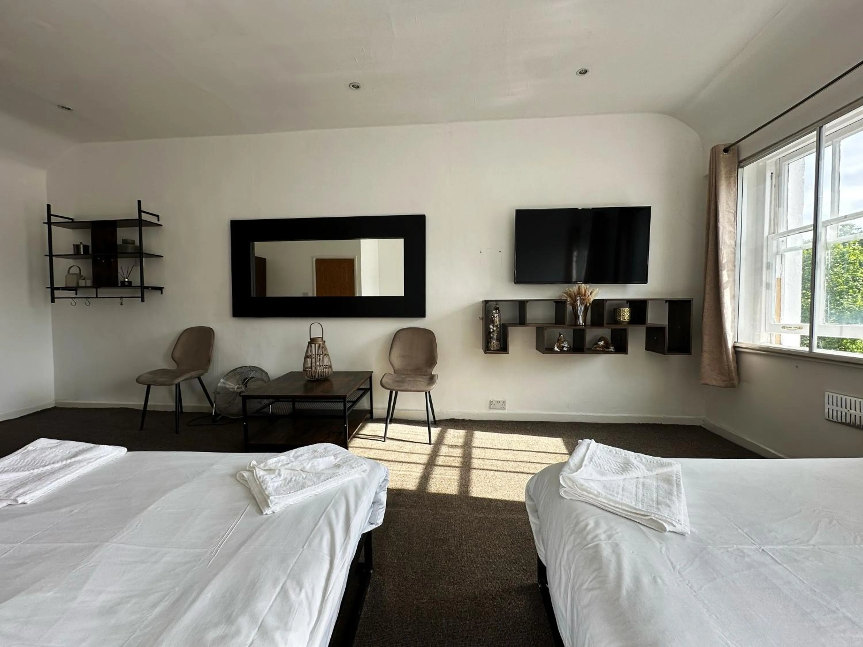 Bedroom, Bed in Somerset Hotel Baker Street London