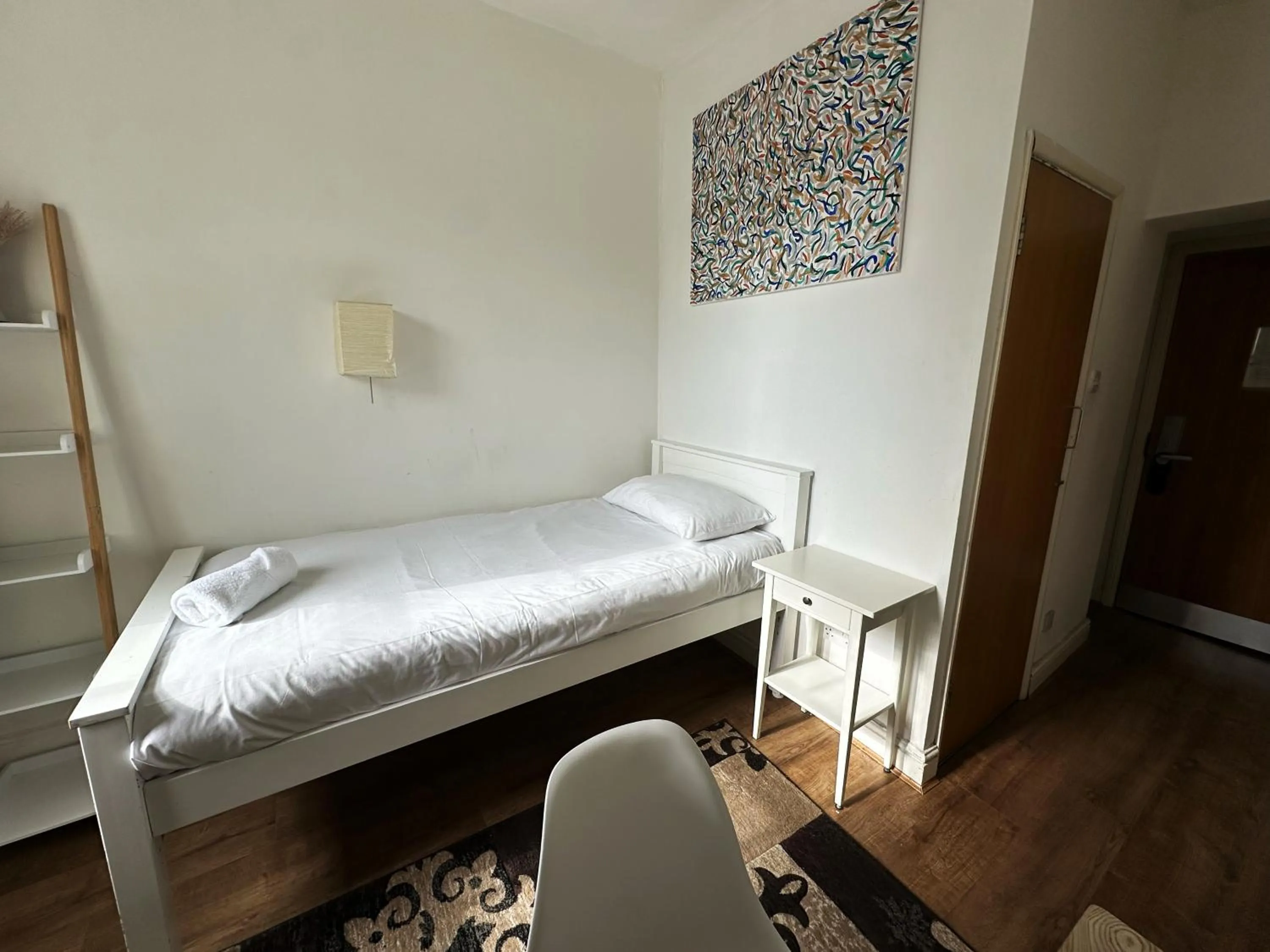 Bedroom, Bed in Somerset Hotel Baker Street London