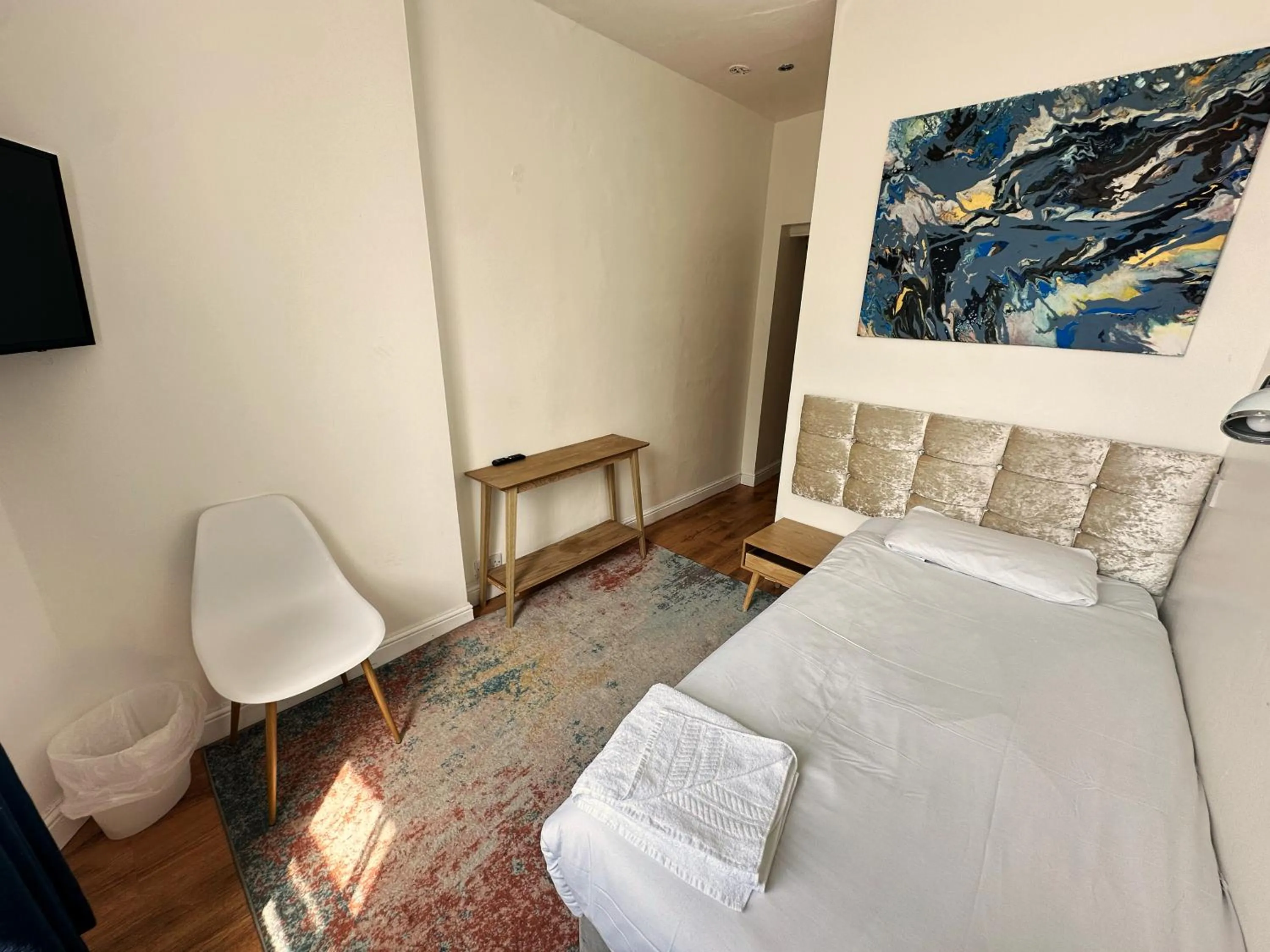 Bedroom, Bed in Somerset Hotel Baker Street London