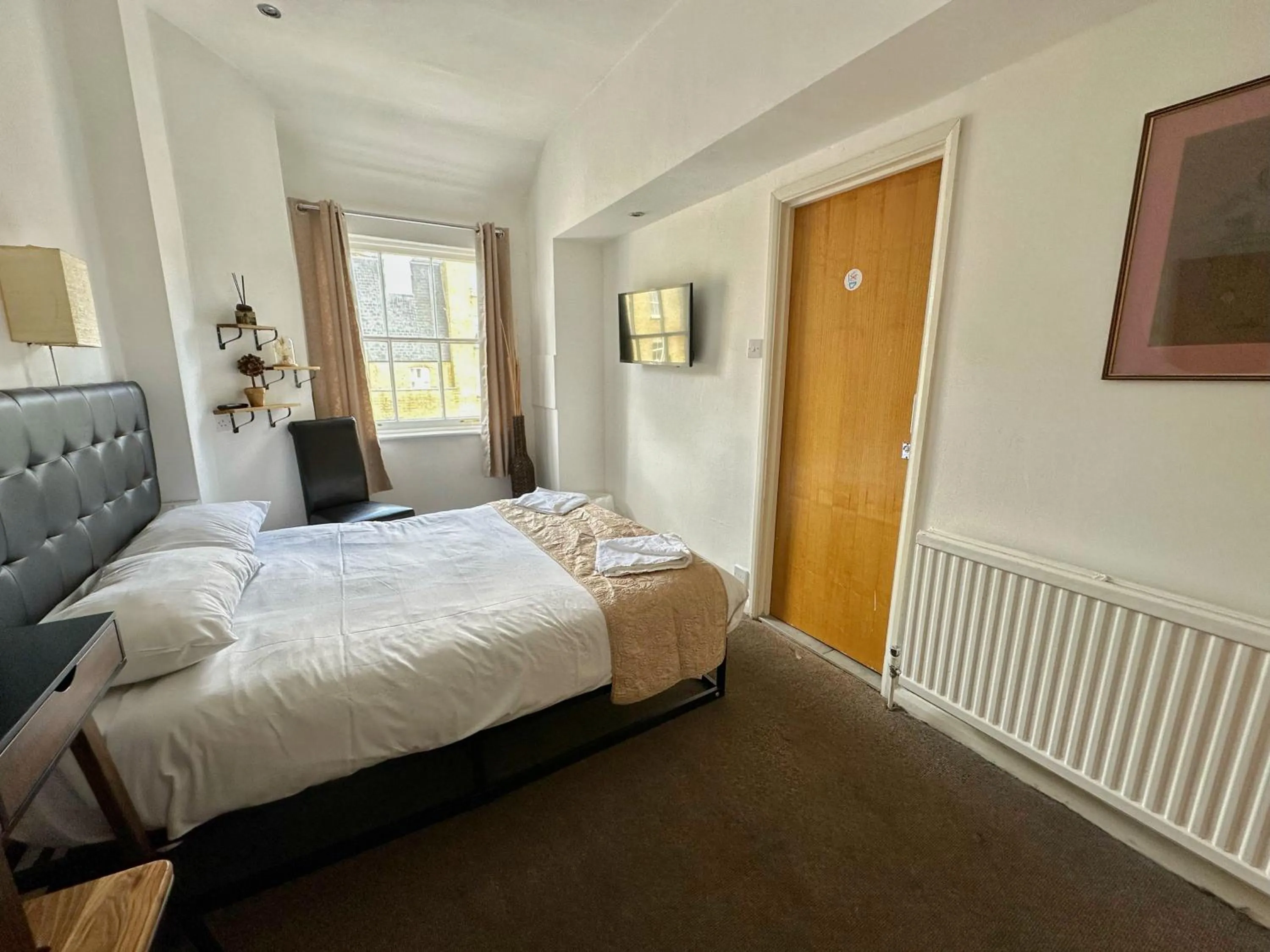 Bedroom, Bed in Somerset Hotel Baker Street London