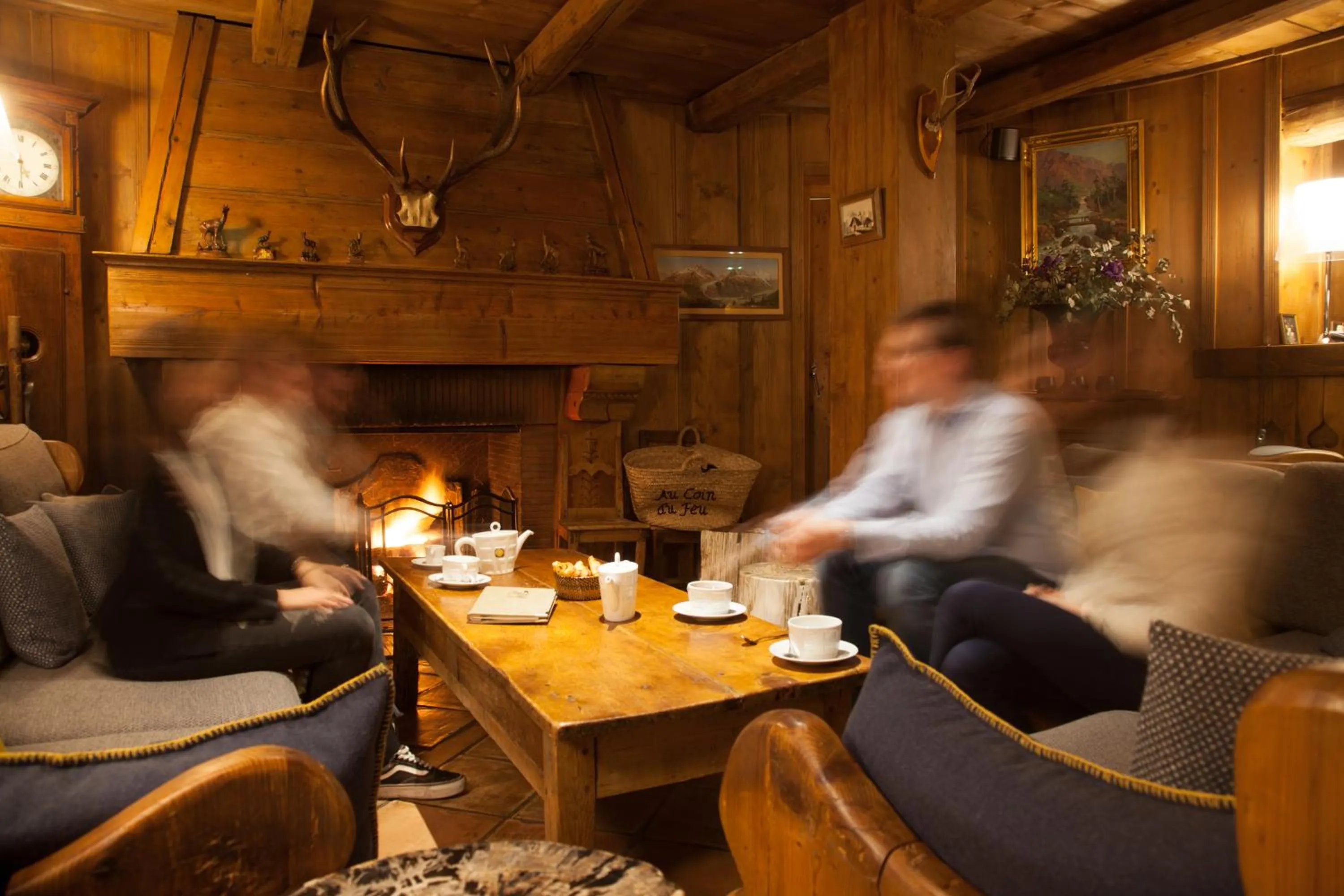 Lounge or bar in Au Coin Du Feu