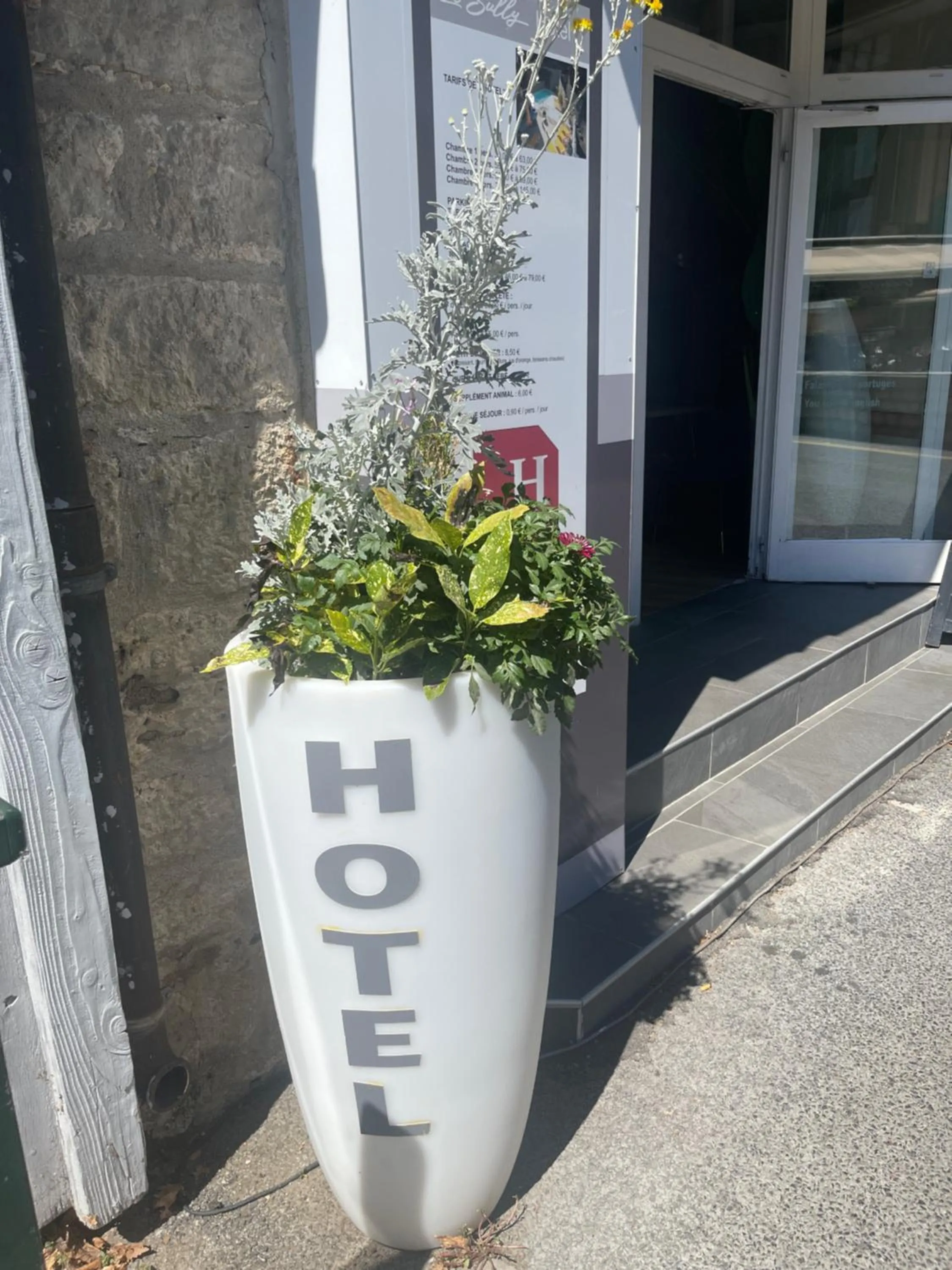 Property building in Hotel Le Sully