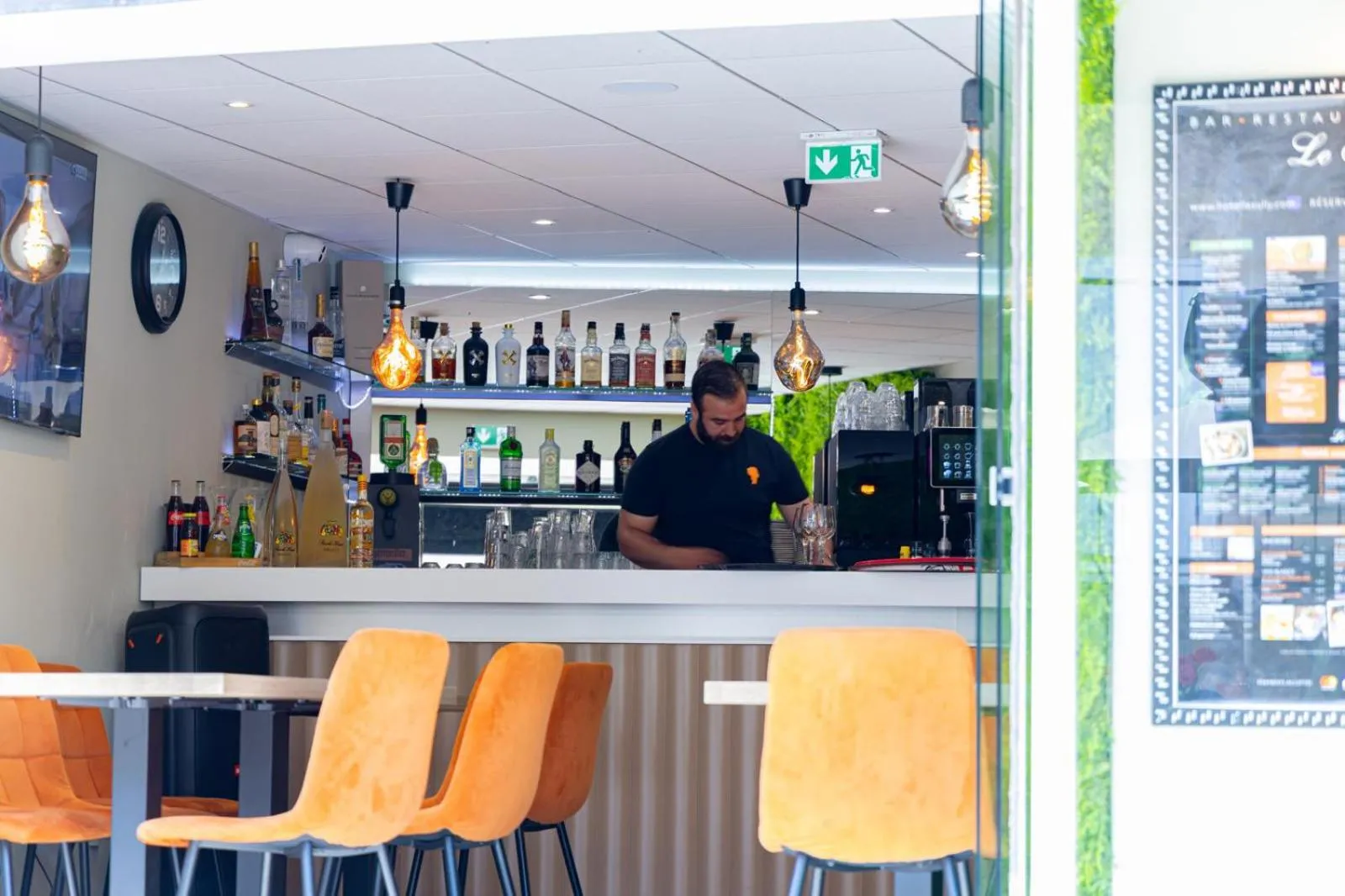 Restaurant/places to eat in Hotel Le Sully