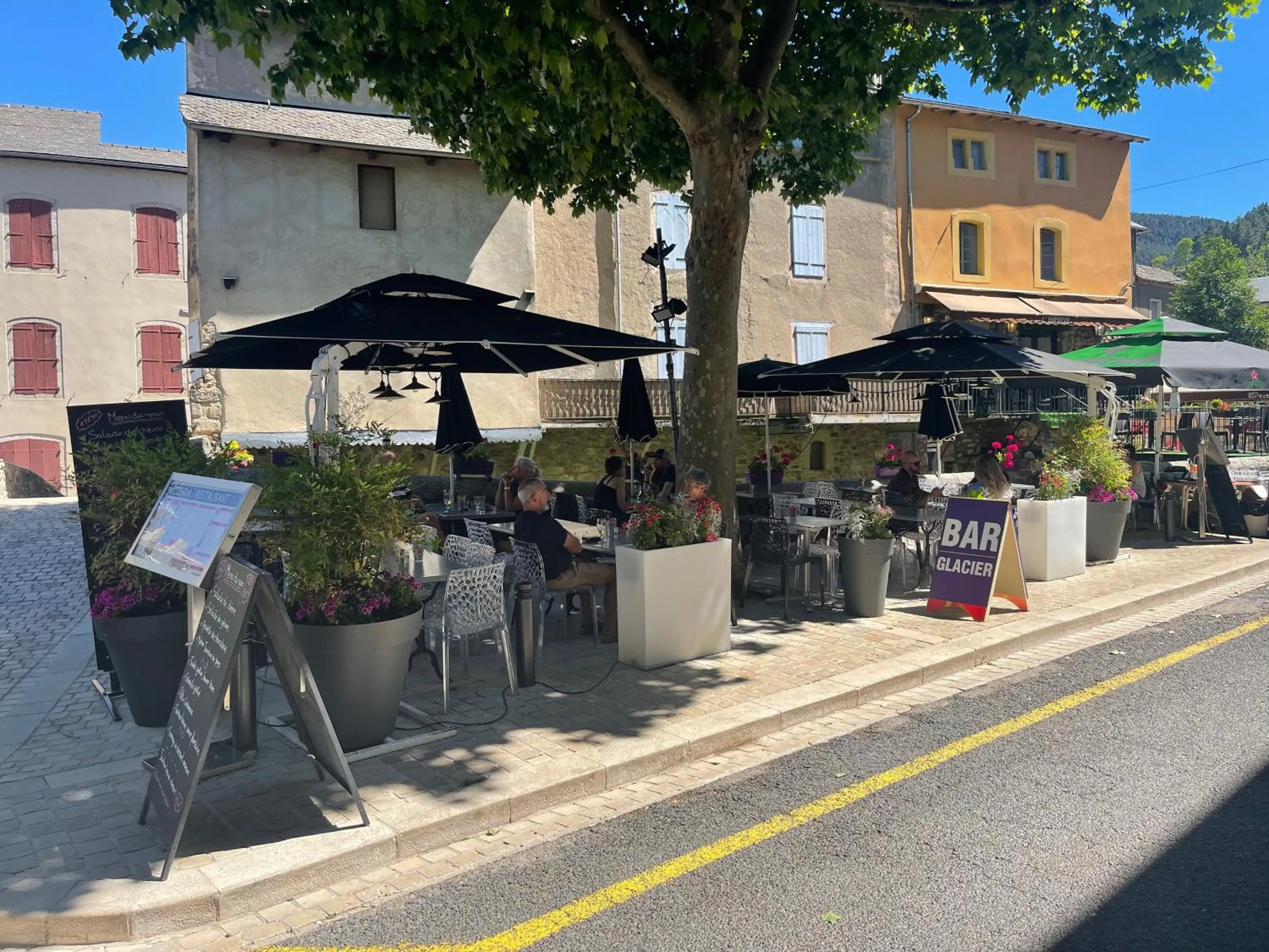 Patio in Hotel Le Sully