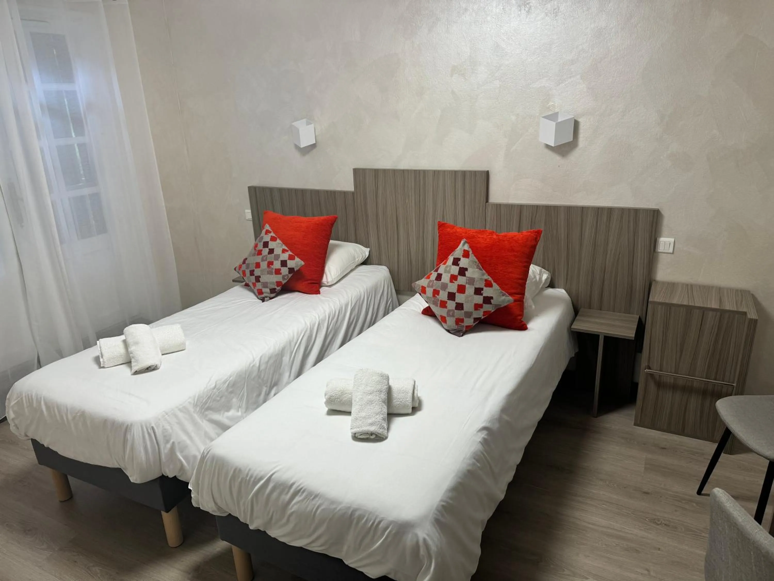 Swimming pool, Bed in Hotel Le Sully