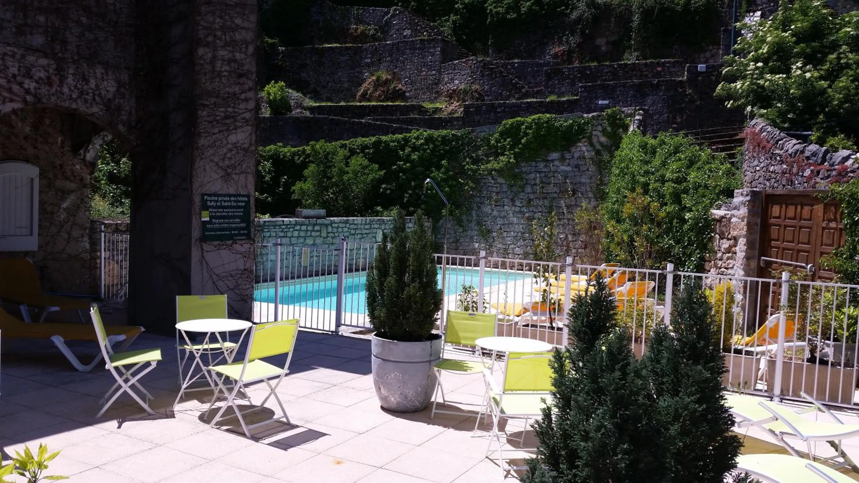 Patio in Hotel Le Sully