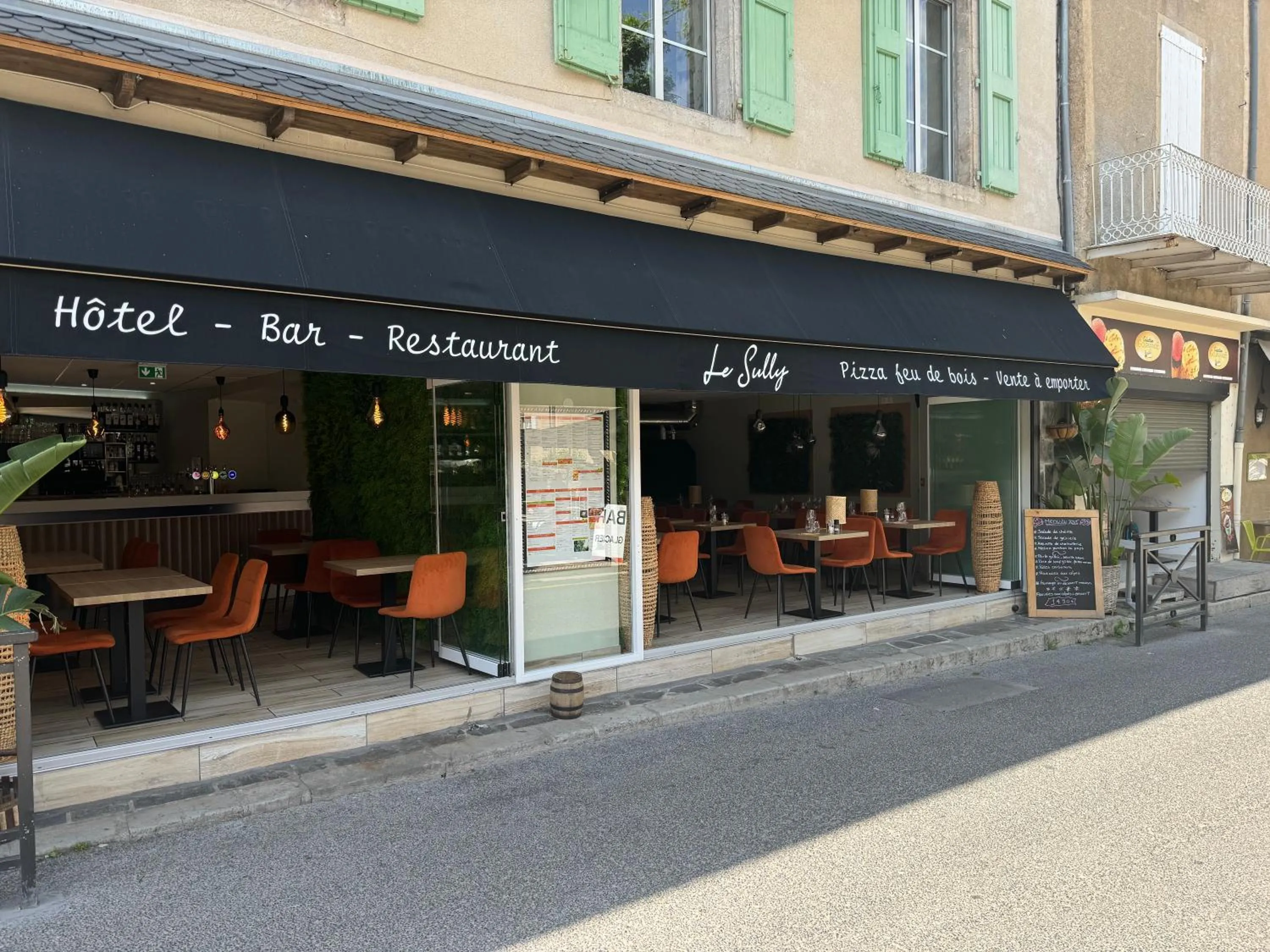 Property building in Hotel Le Sully