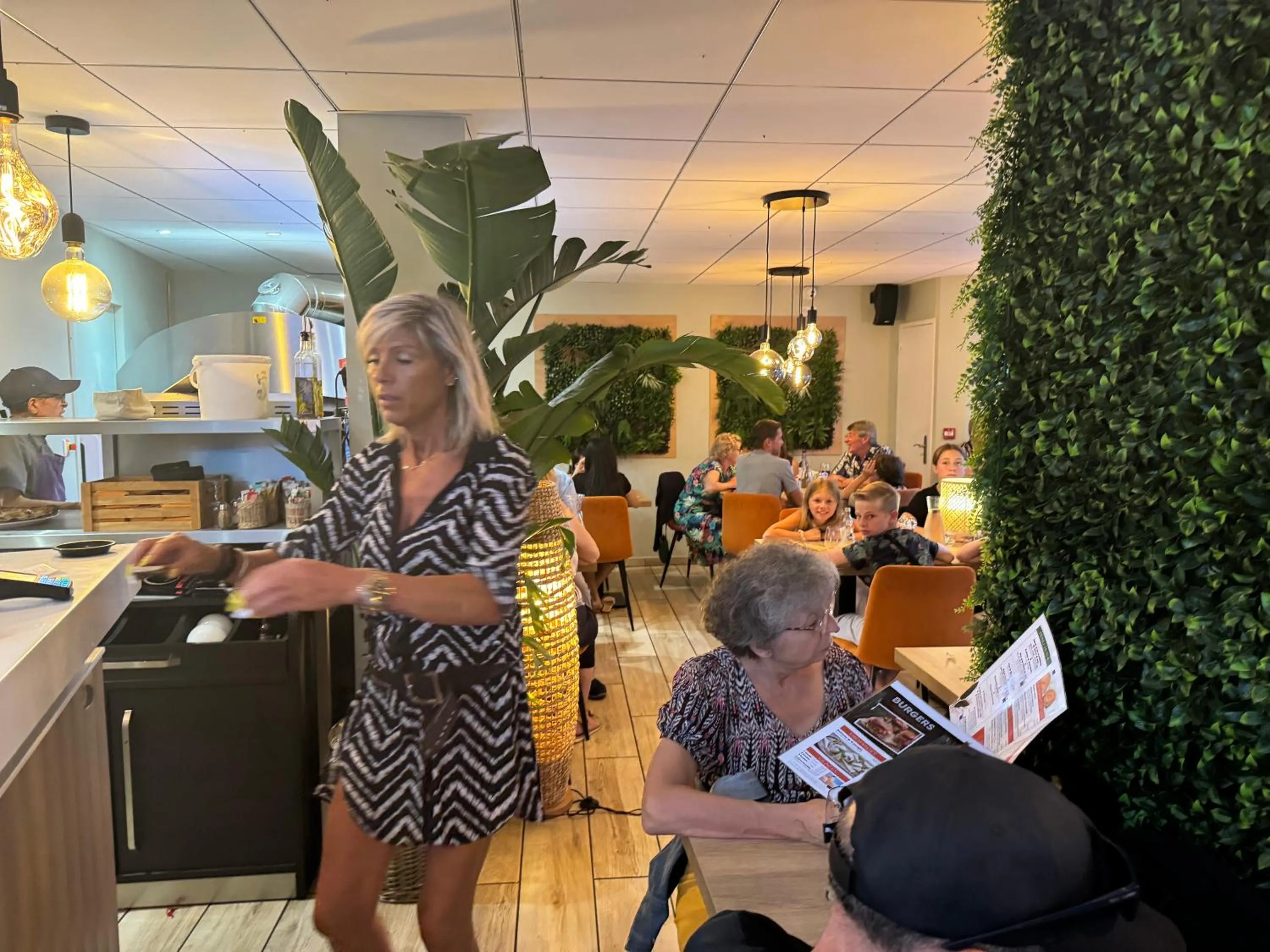 Restaurant/places to eat in Hotel Le Sully