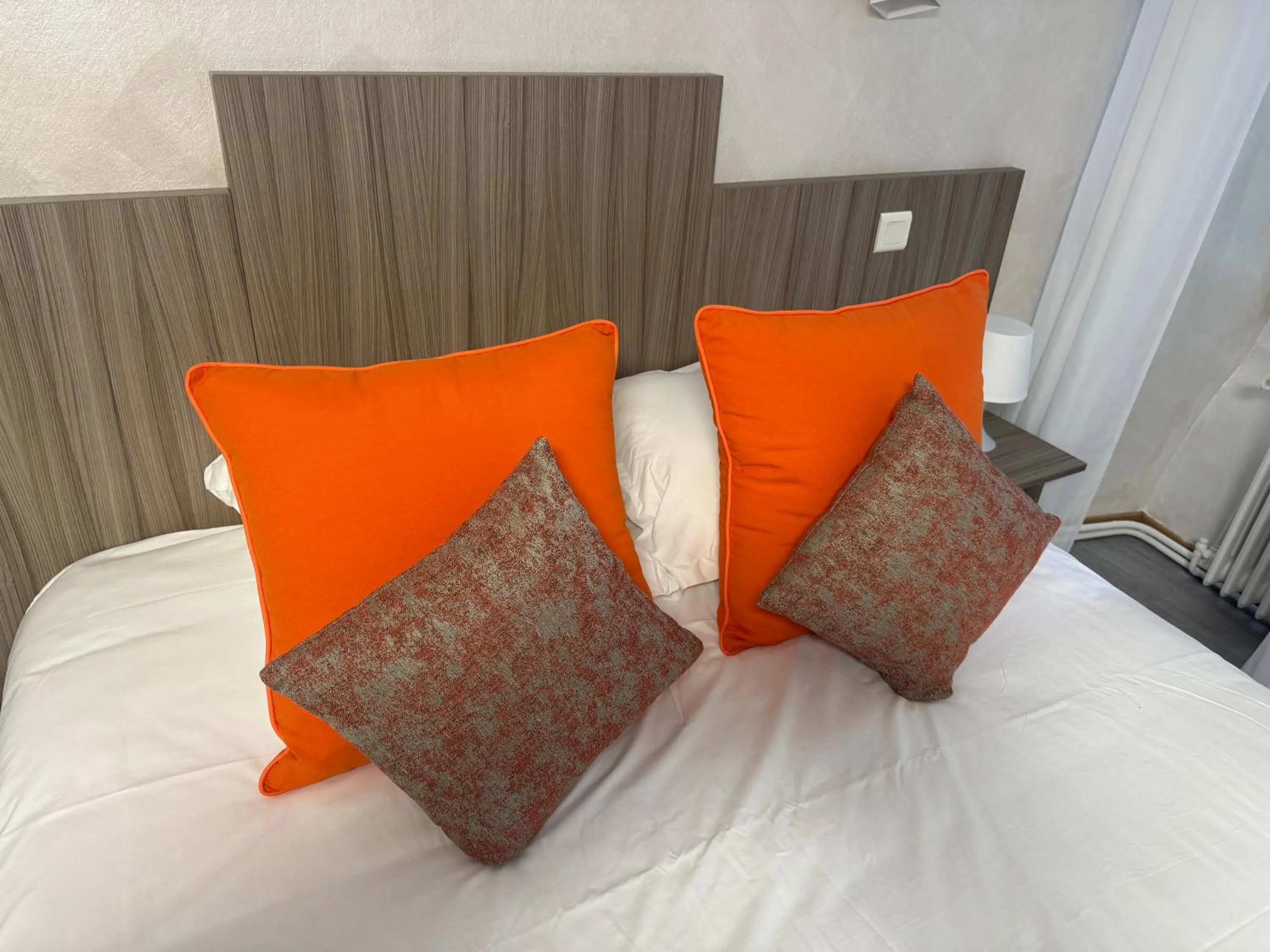 Property building, Bed in Hotel Le Sully