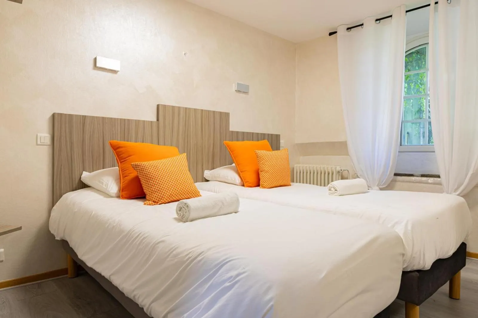 Property building, Bed in Hotel Le Sully