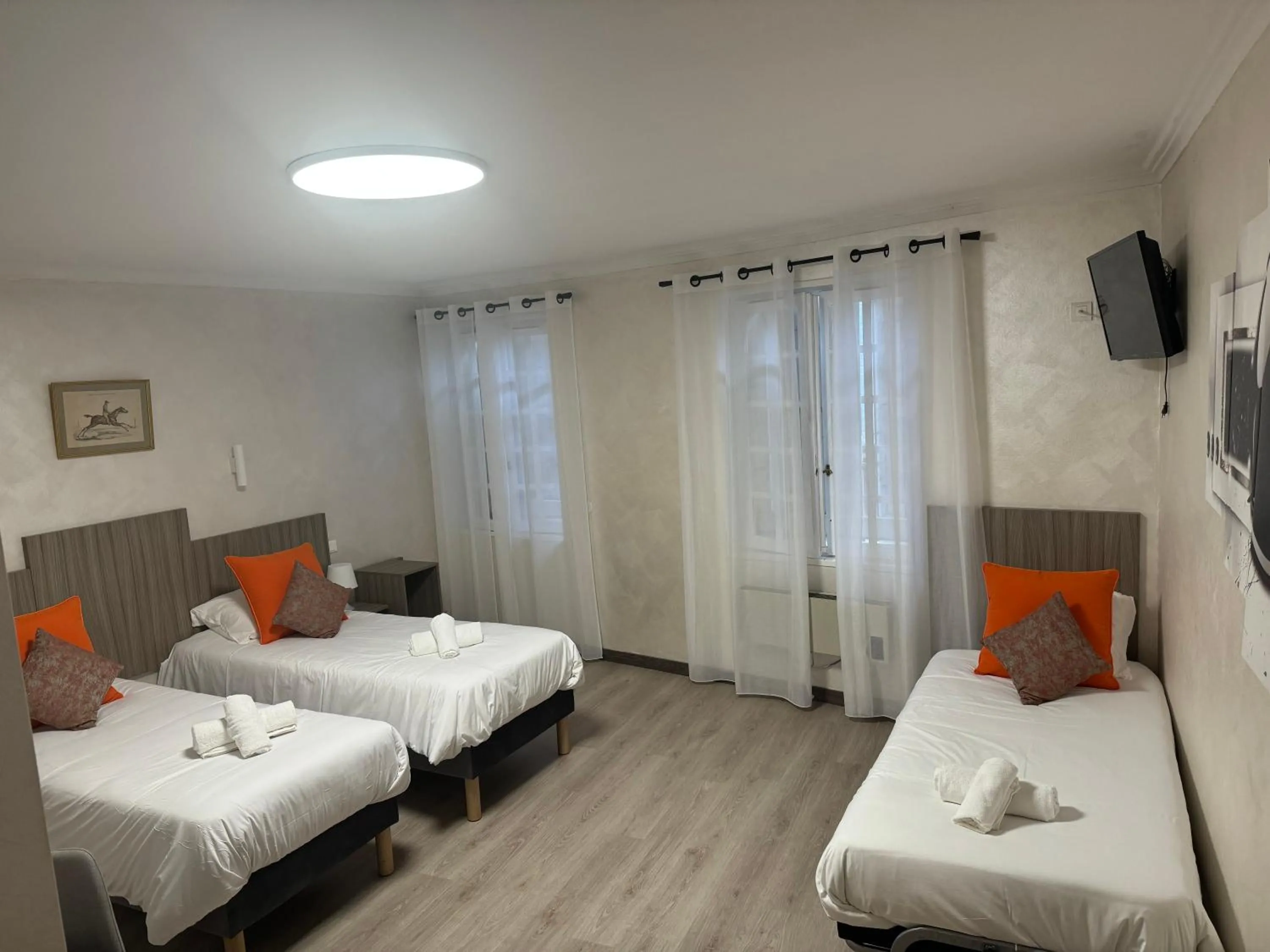Swimming pool, Bed in Hotel Le Sully