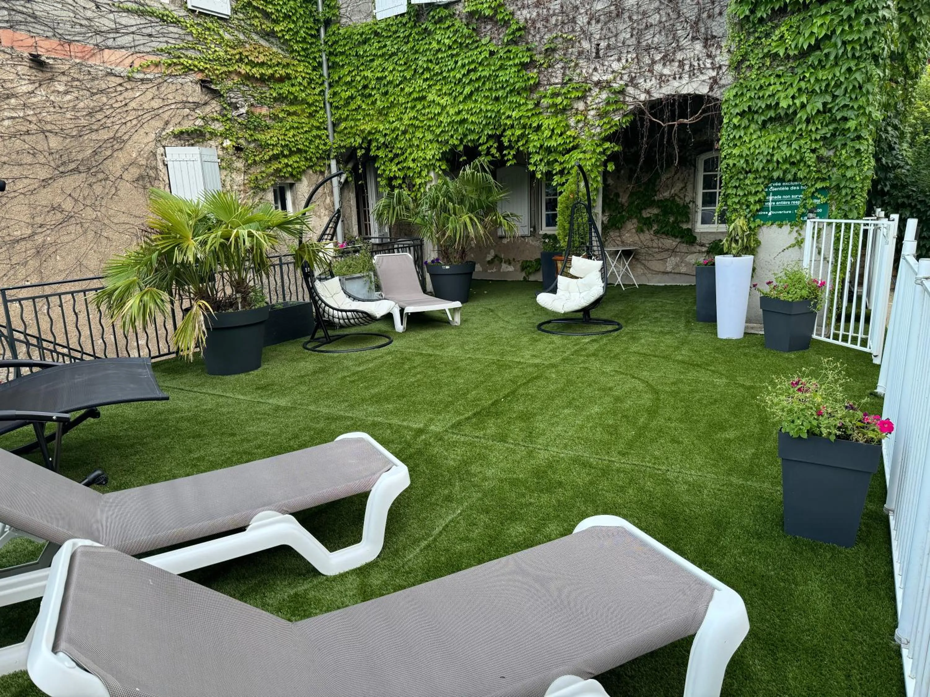 Patio in Hotel Le Sully