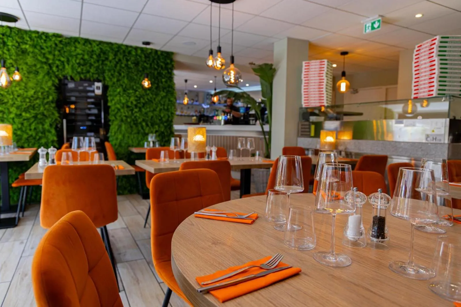 Restaurant/places to eat in Hotel Le Sully