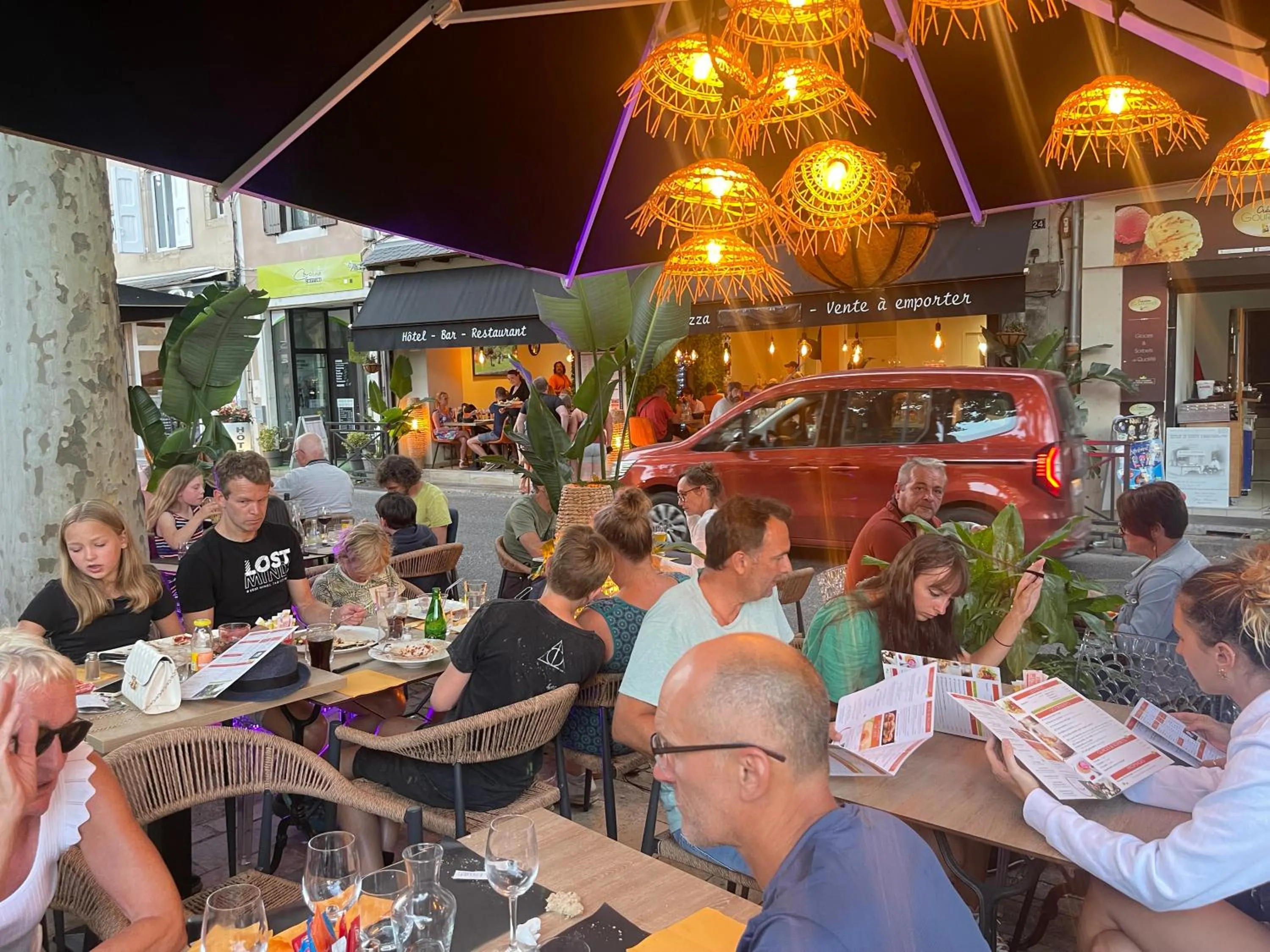 Restaurant/places to eat in Hotel Le Sully