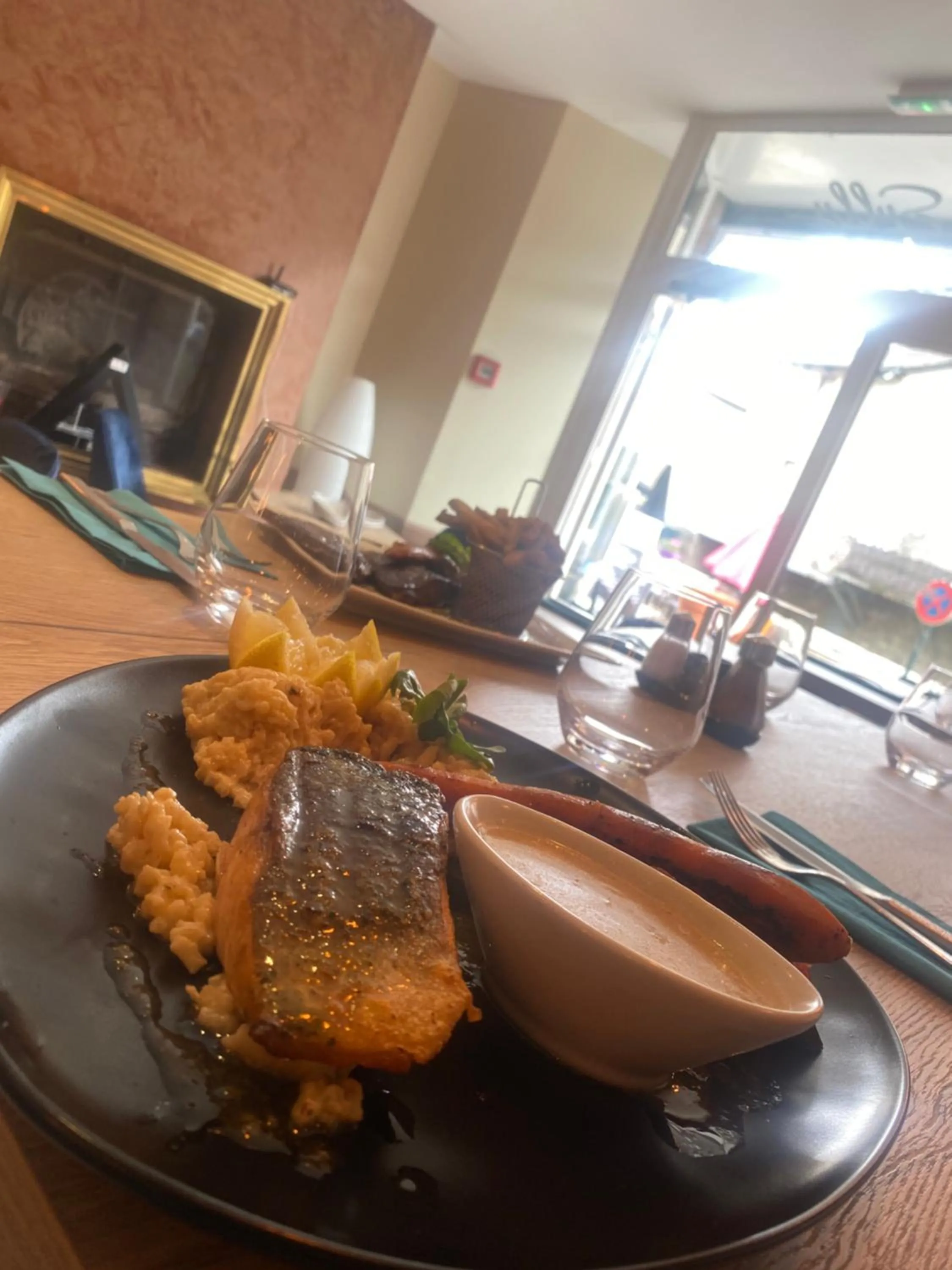 Restaurant/places to eat in Hotel Le Sully