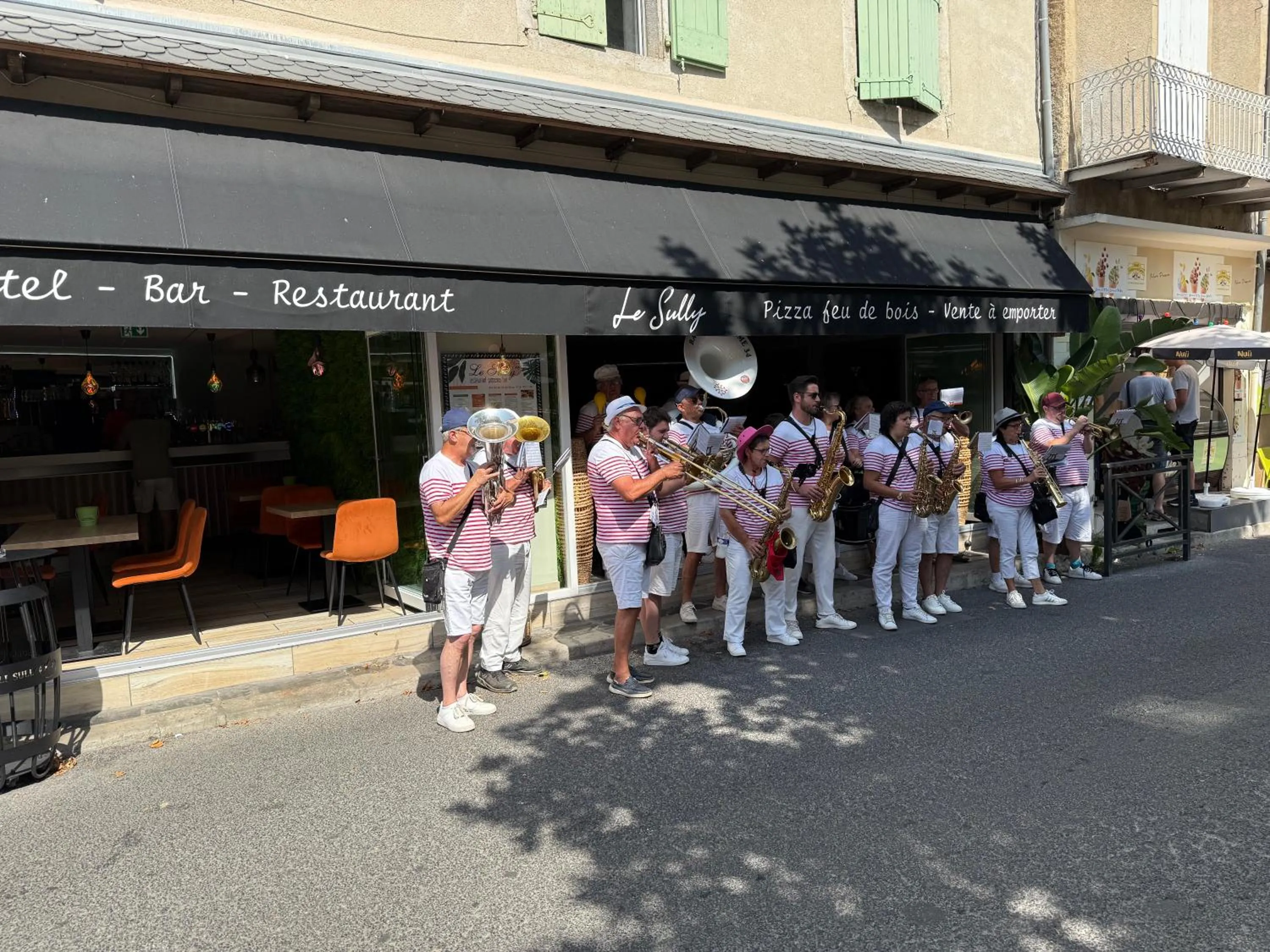 Restaurant/places to eat in Hotel Le Sully
