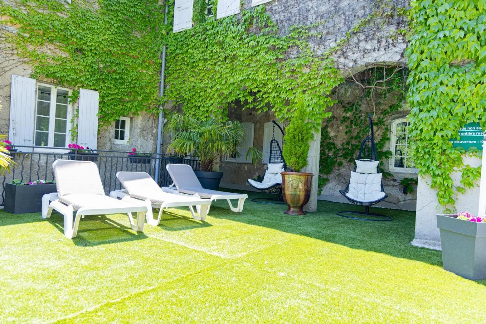 Patio in Hotel Le Sully