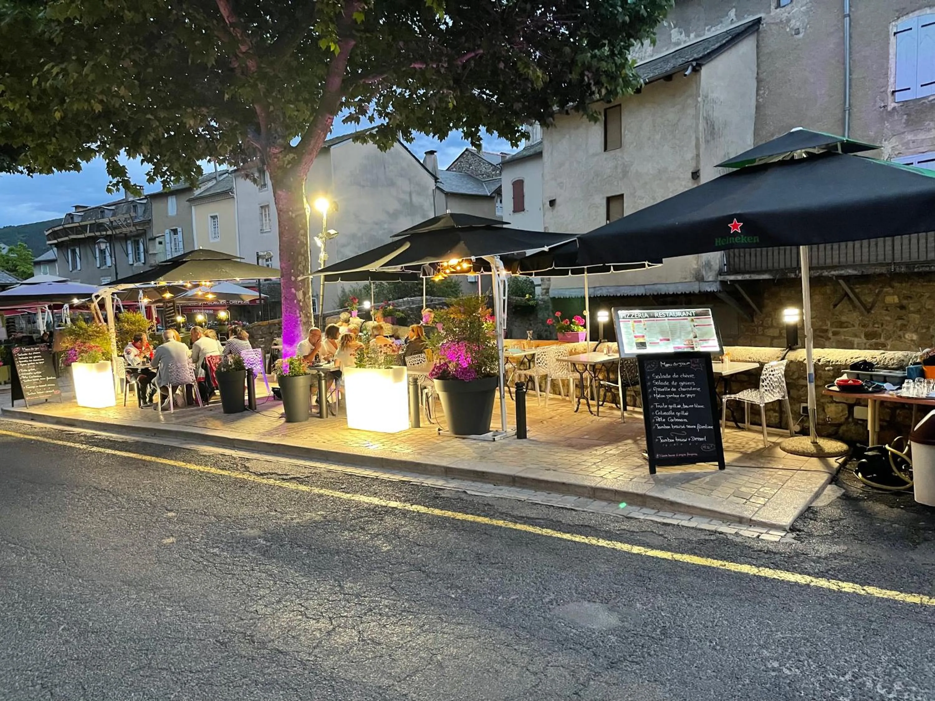 Patio in Hotel Le Sully