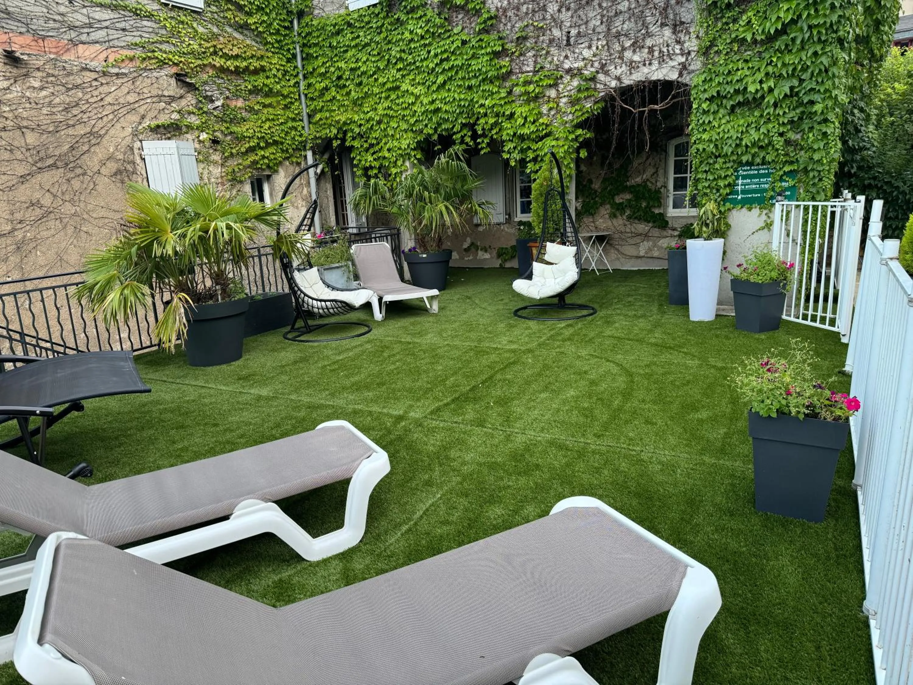 Patio in Hotel Le Sully