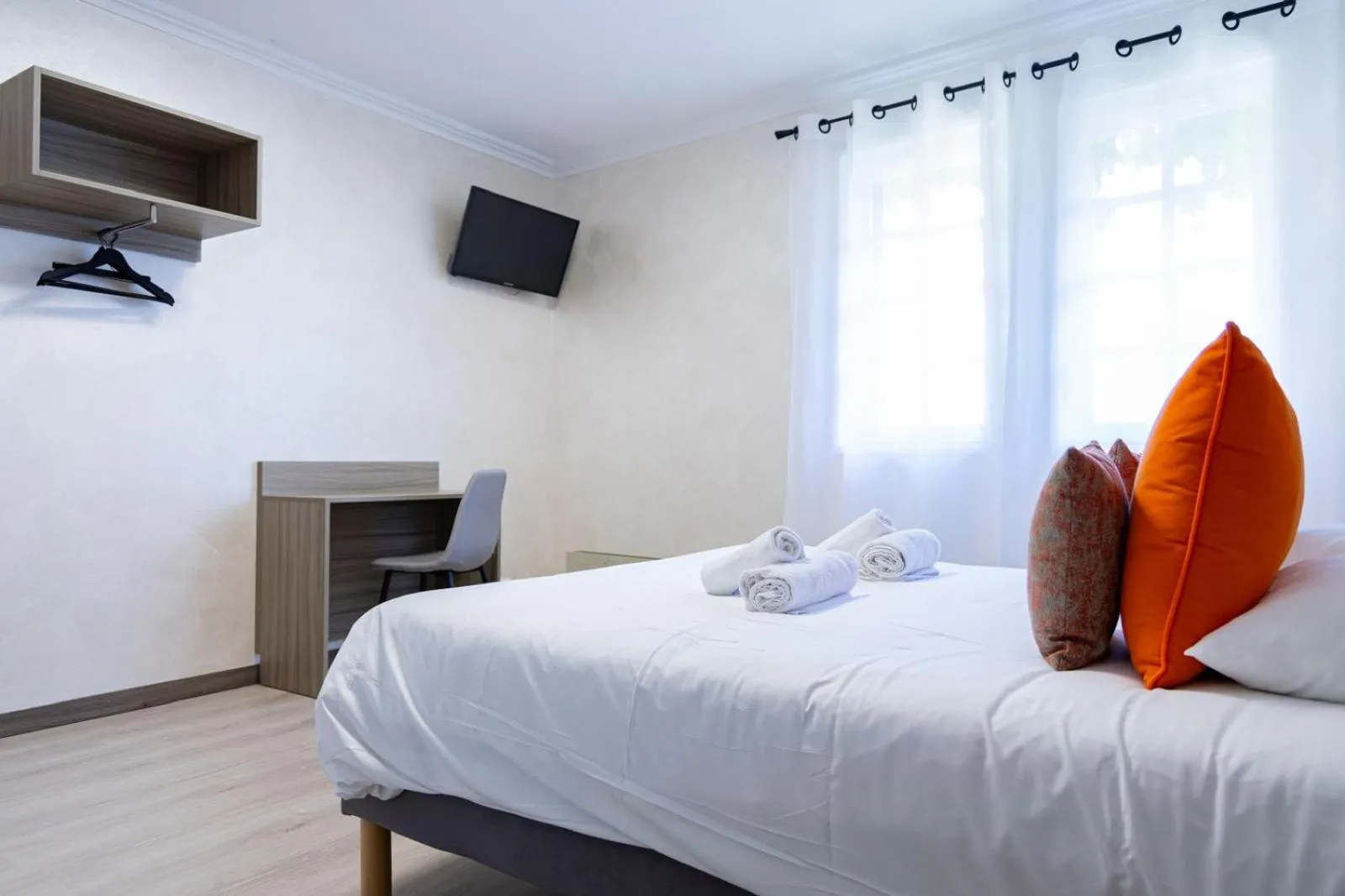 Property building, Bed in Hotel Le Sully