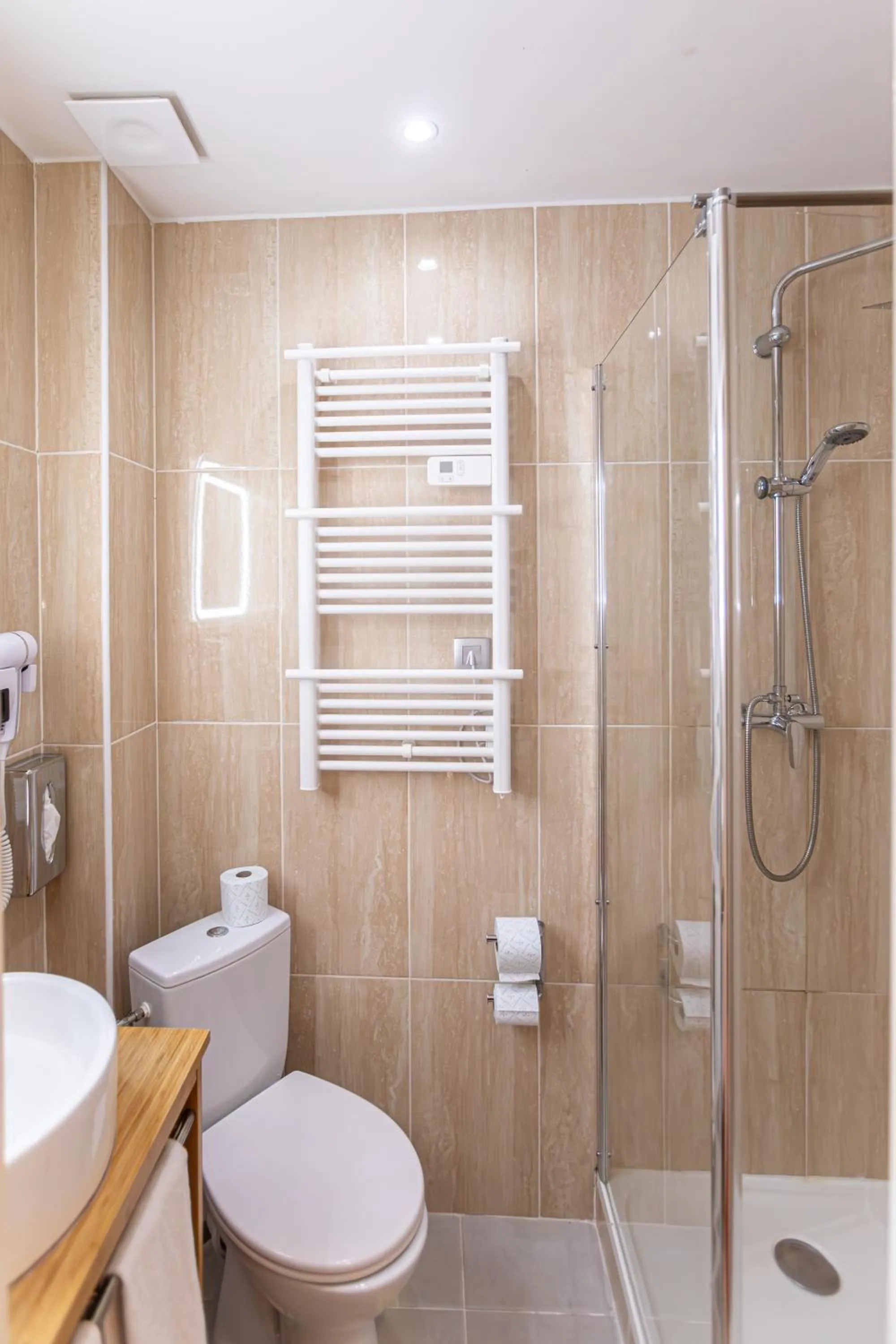 Shower in Hôtel Churchill Bordeaux Centre