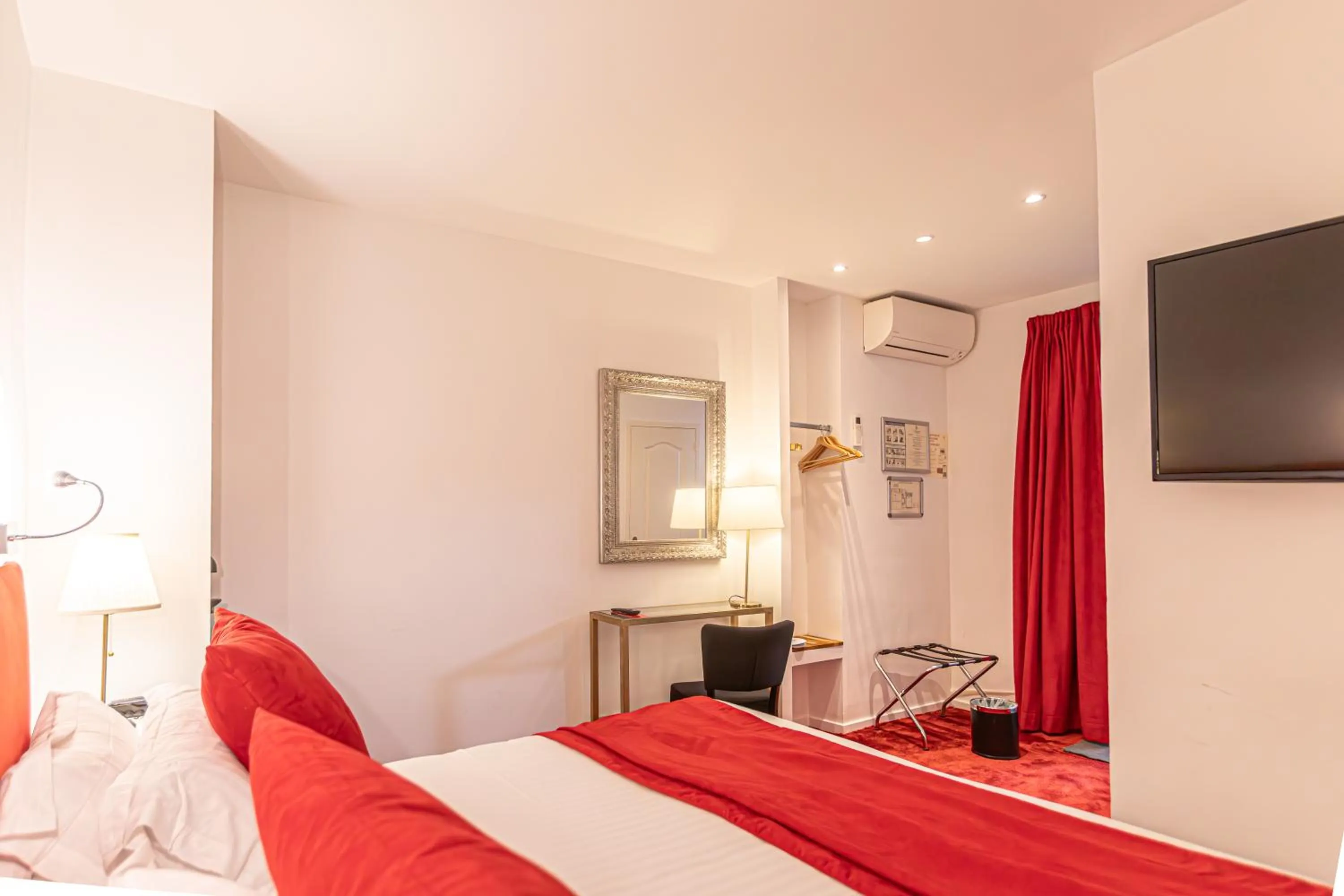 Bed in Hôtel Churchill Bordeaux Centre