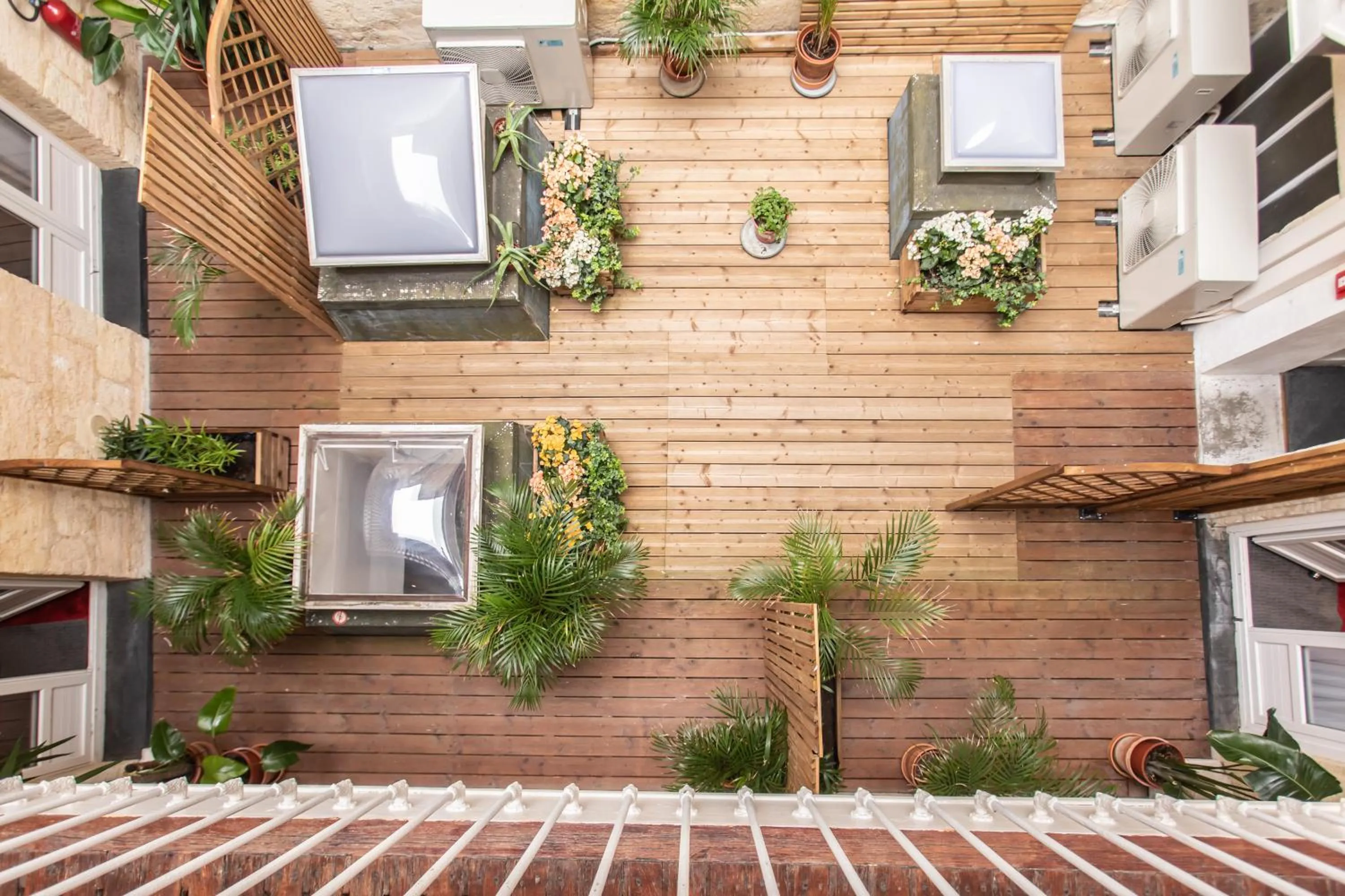 Patio in Hôtel Churchill Bordeaux Centre