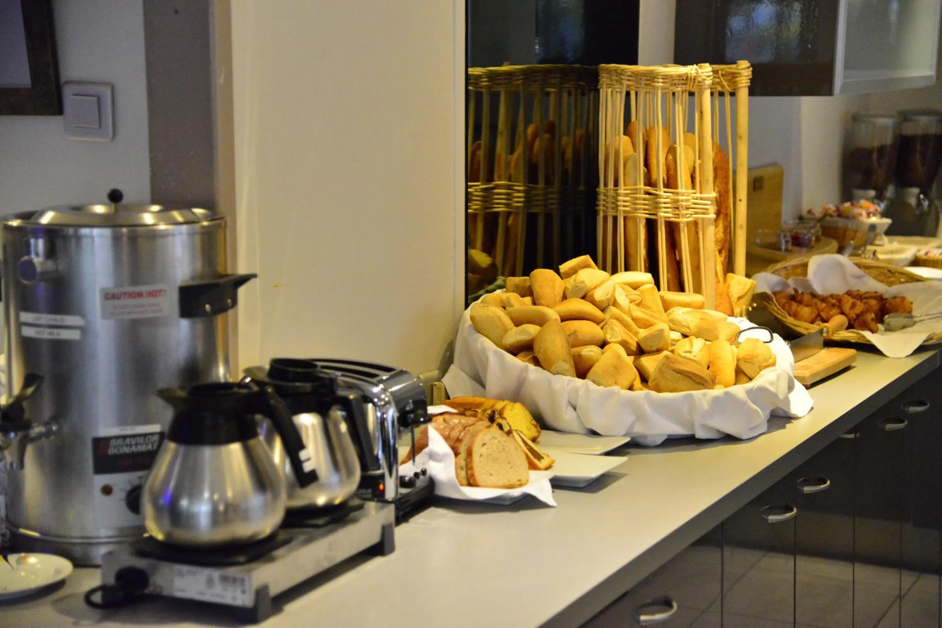 Restaurant/places to eat in Aeroport Hotel - Parc Expo