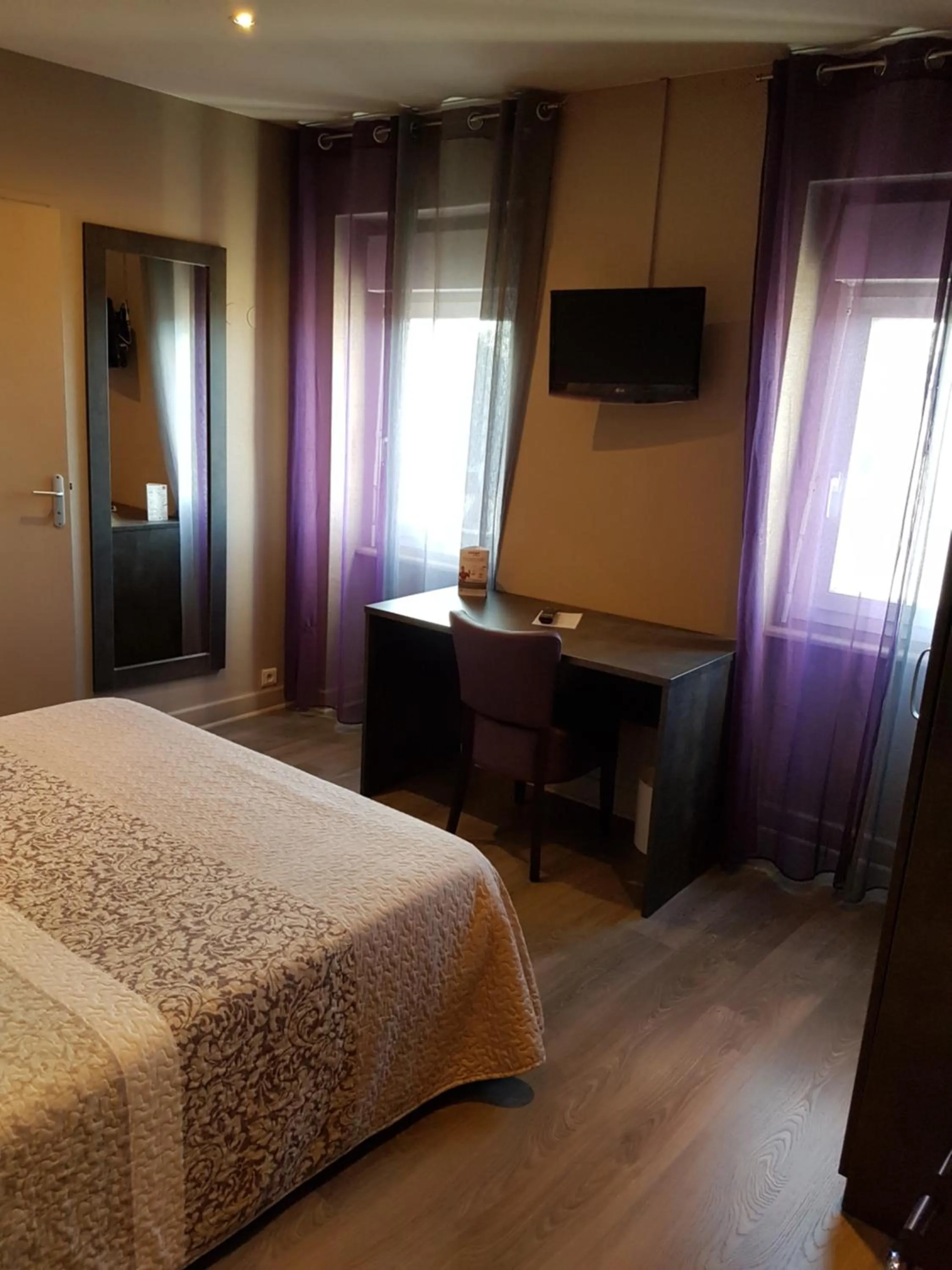 Photo of the whole room, Bed in Hôtel Concorde - Rodez Centre Ville