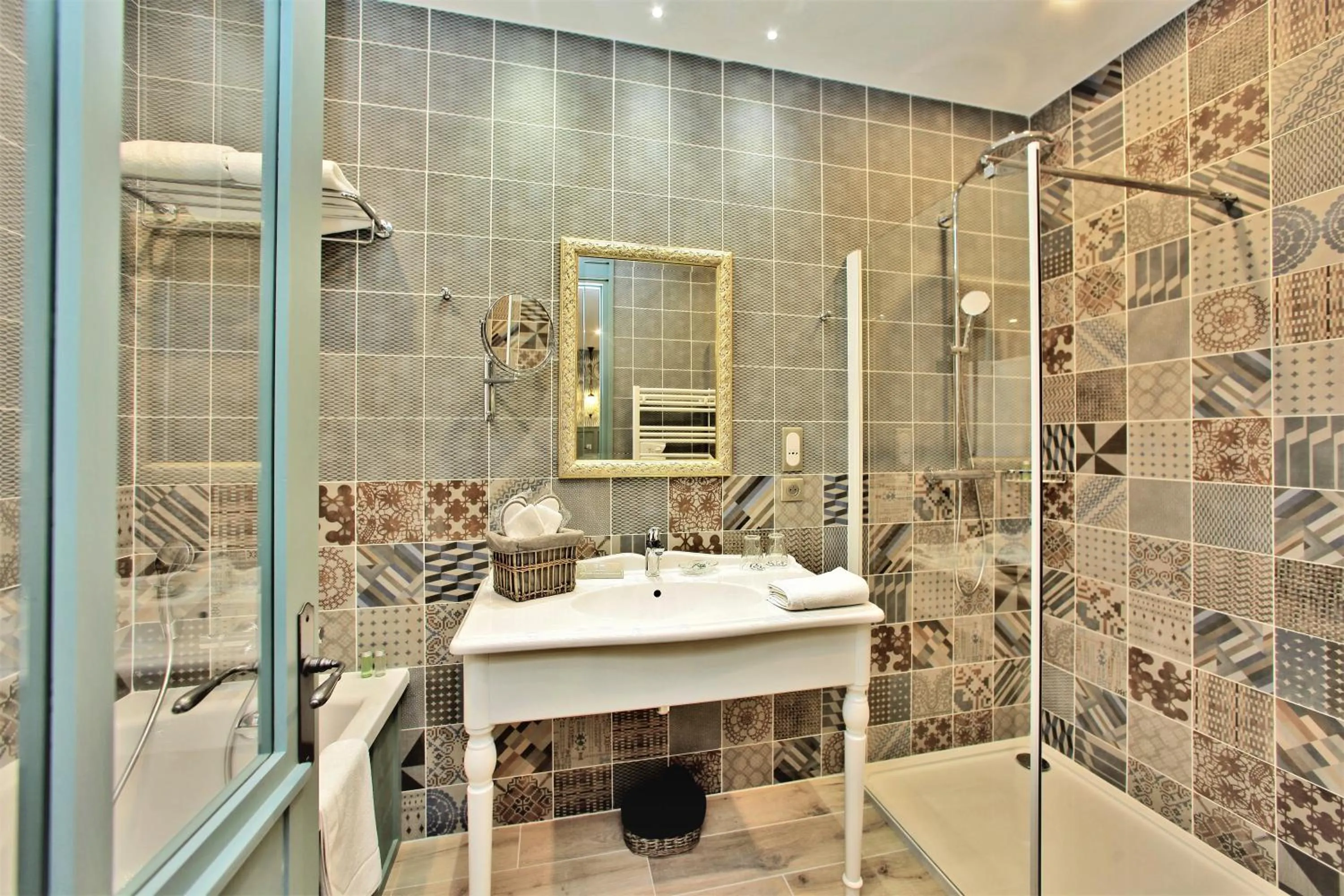 Bathroom in Les Glycines - Hôtel & Spa - Teritoria