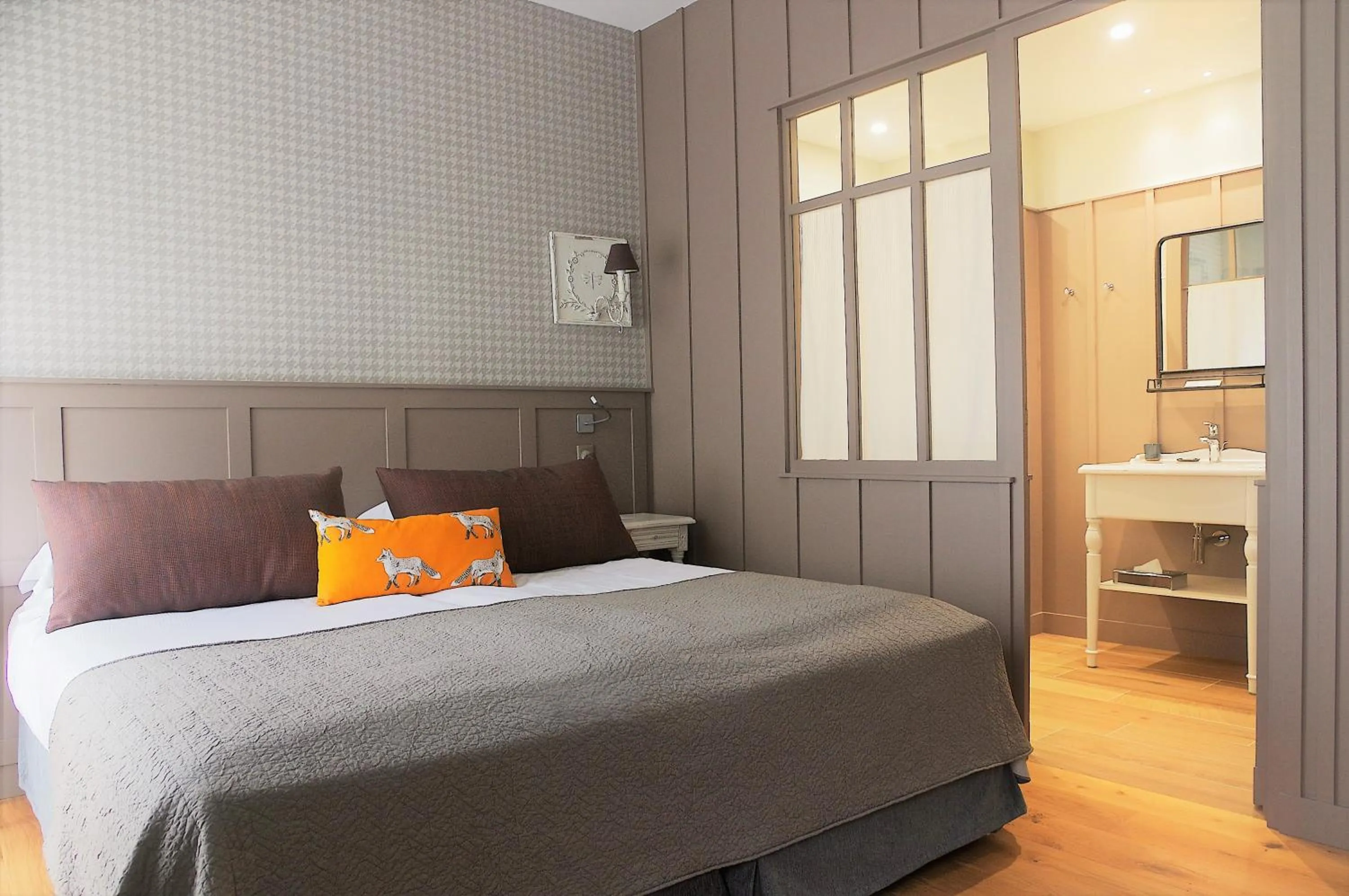 Photo of the whole room, Bed in Les Glycines - Hôtel & Spa - Teritoria