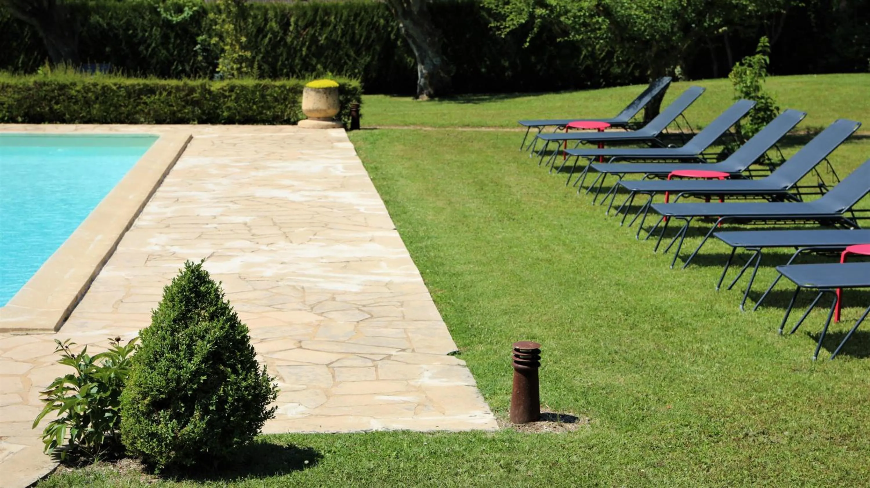 Swimming pool in Les Glycines - Hôtel & Spa - Teritoria