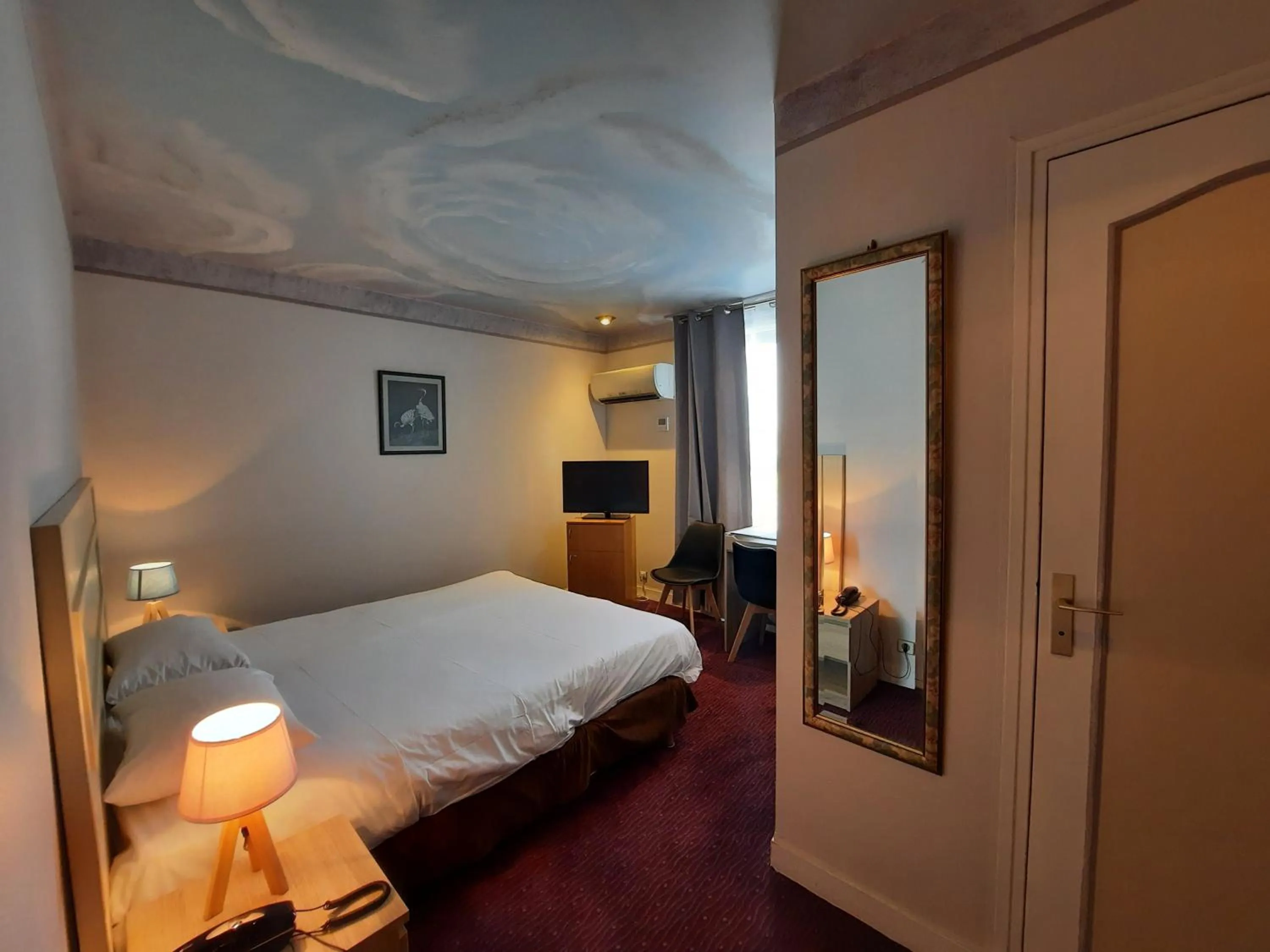 Bedroom, Bed in Logis Hôtel restaurant LE MEDICIS