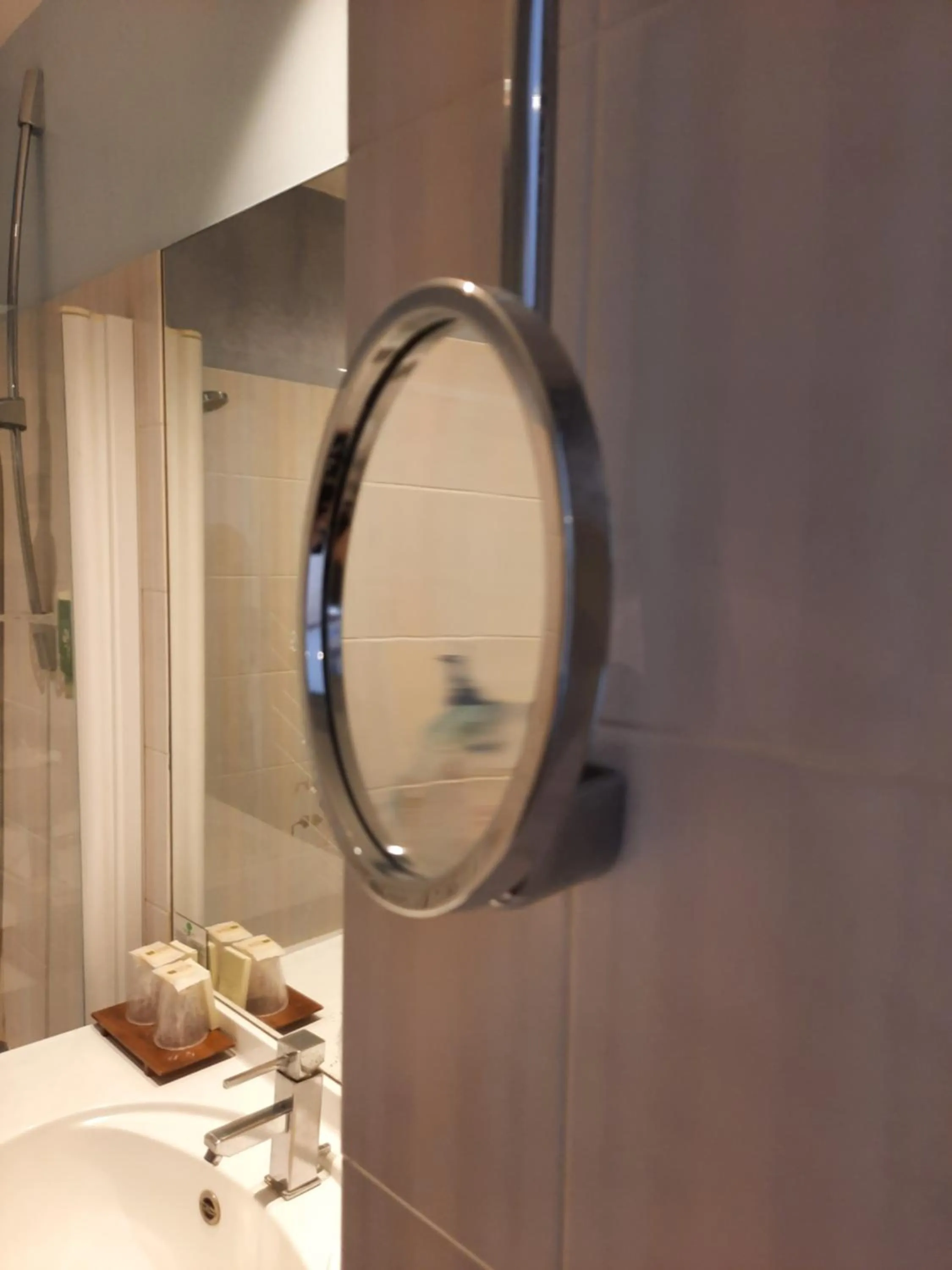 Bathroom in Logis Hôtel restaurant LE MEDICIS