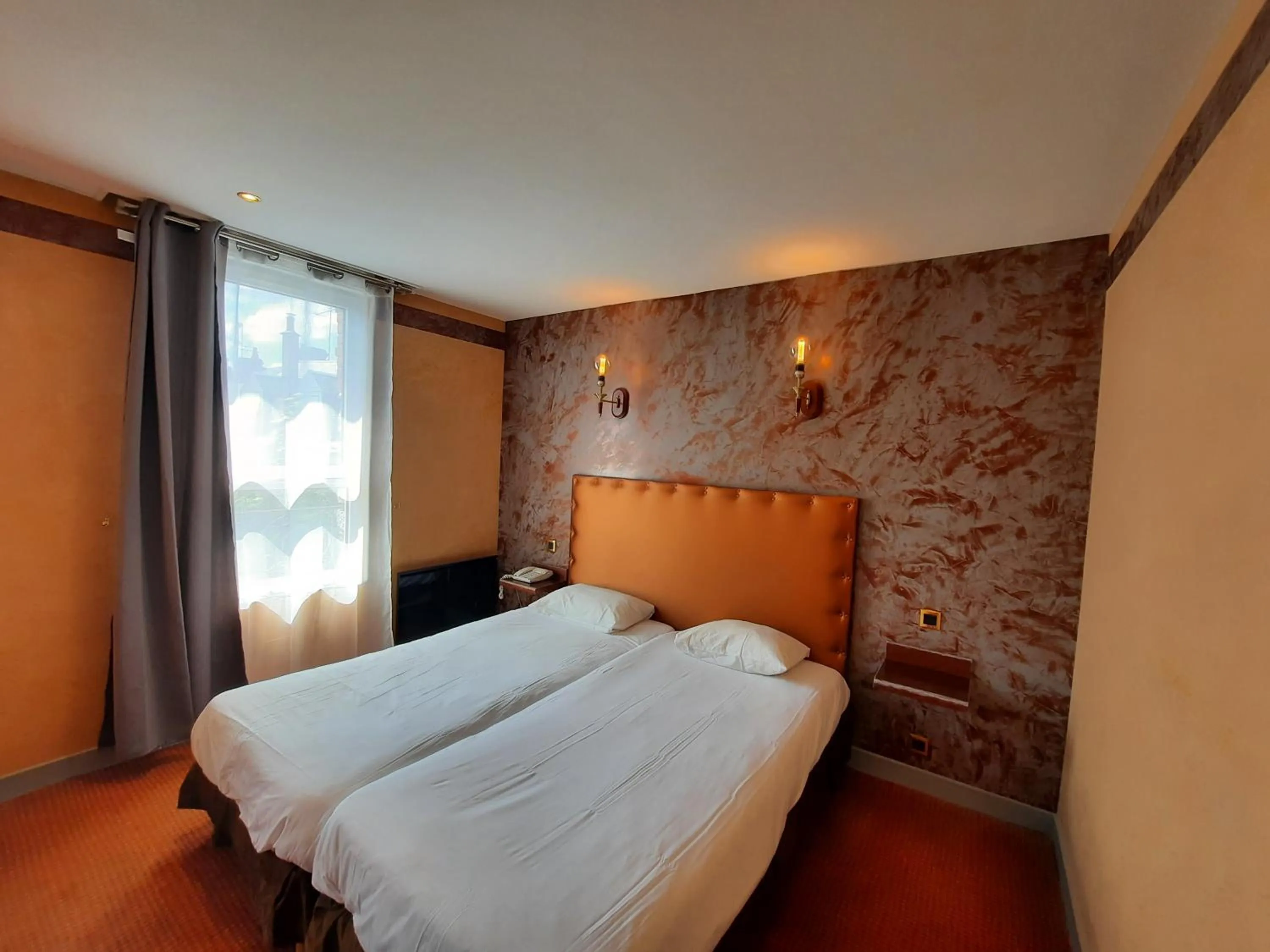 Bedroom, Bed in Logis Hôtel restaurant LE MEDICIS