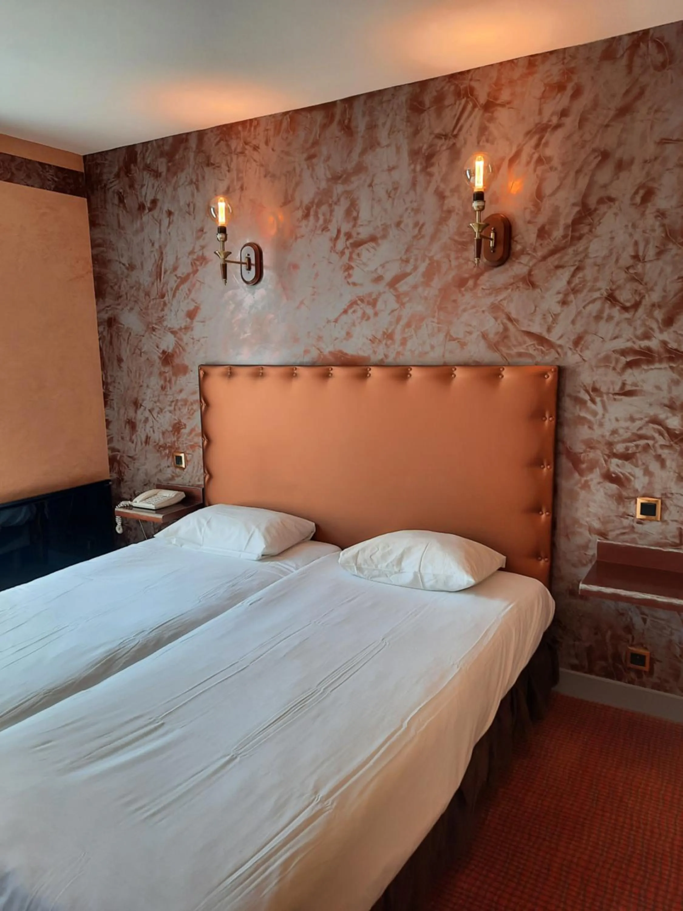 Bedroom, Bed in Logis Hôtel restaurant LE MEDICIS