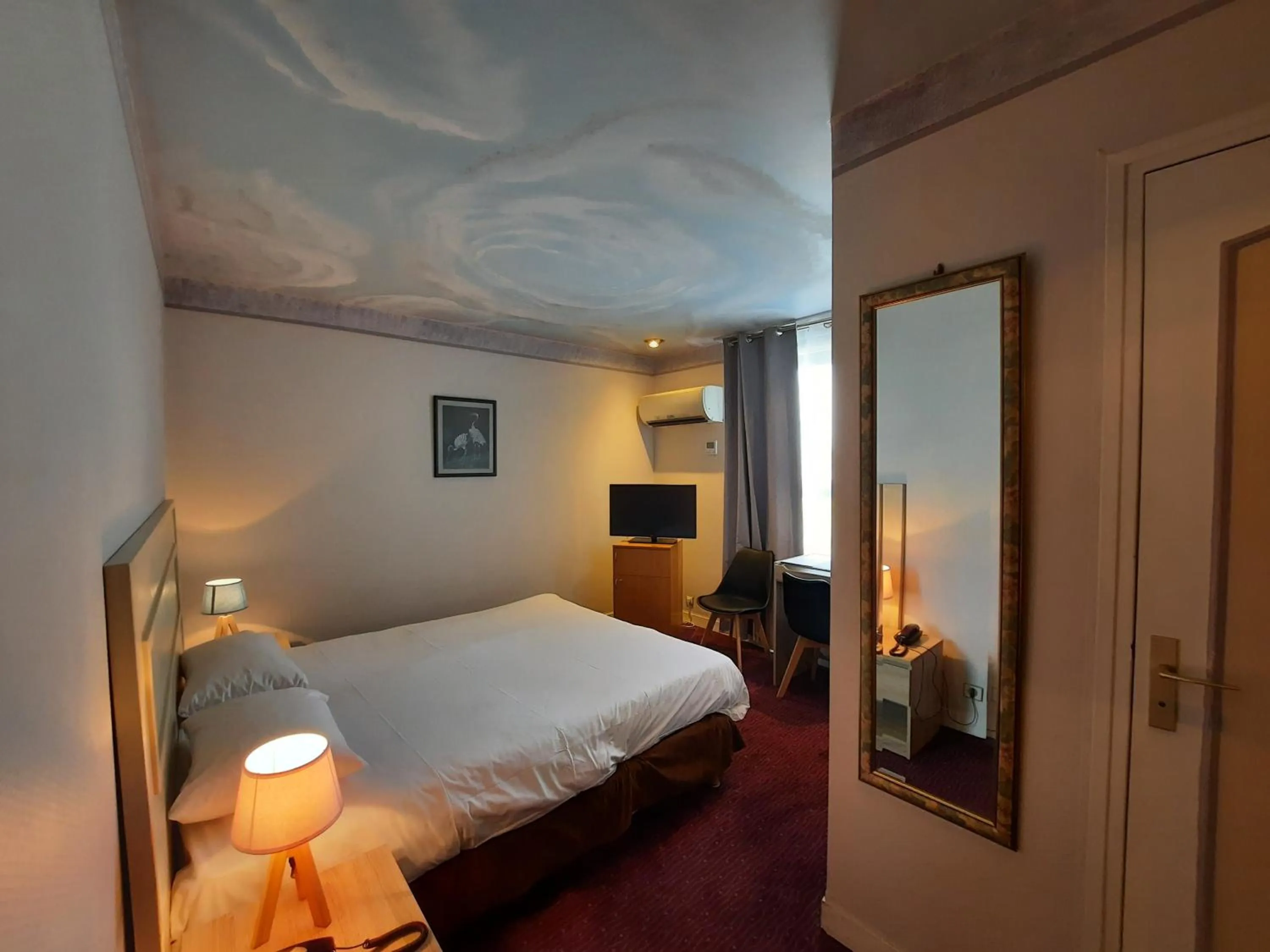 Bedroom, Bed in Logis Hôtel restaurant LE MEDICIS