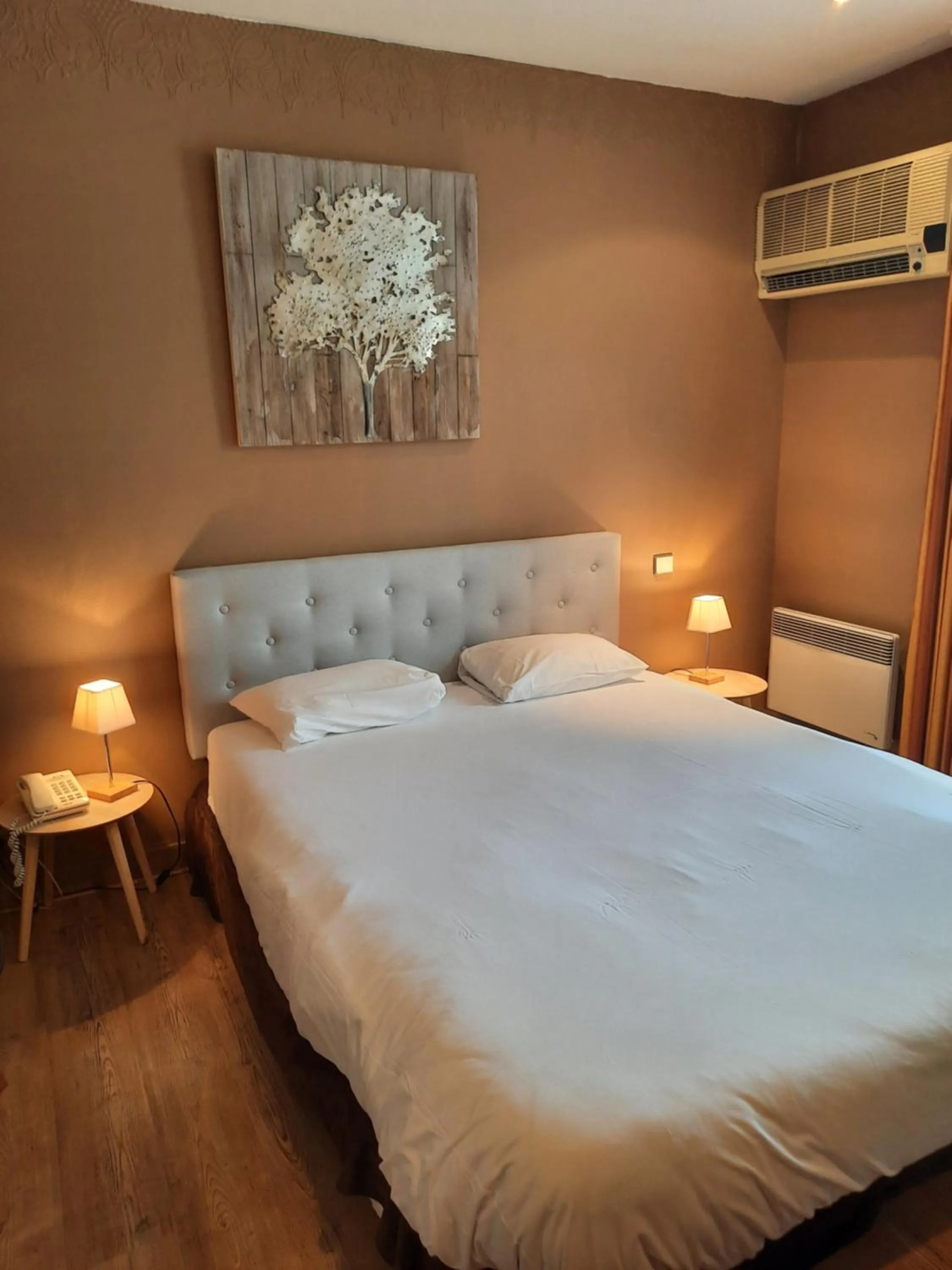 Bedroom, Bed in Logis Hôtel restaurant LE MEDICIS