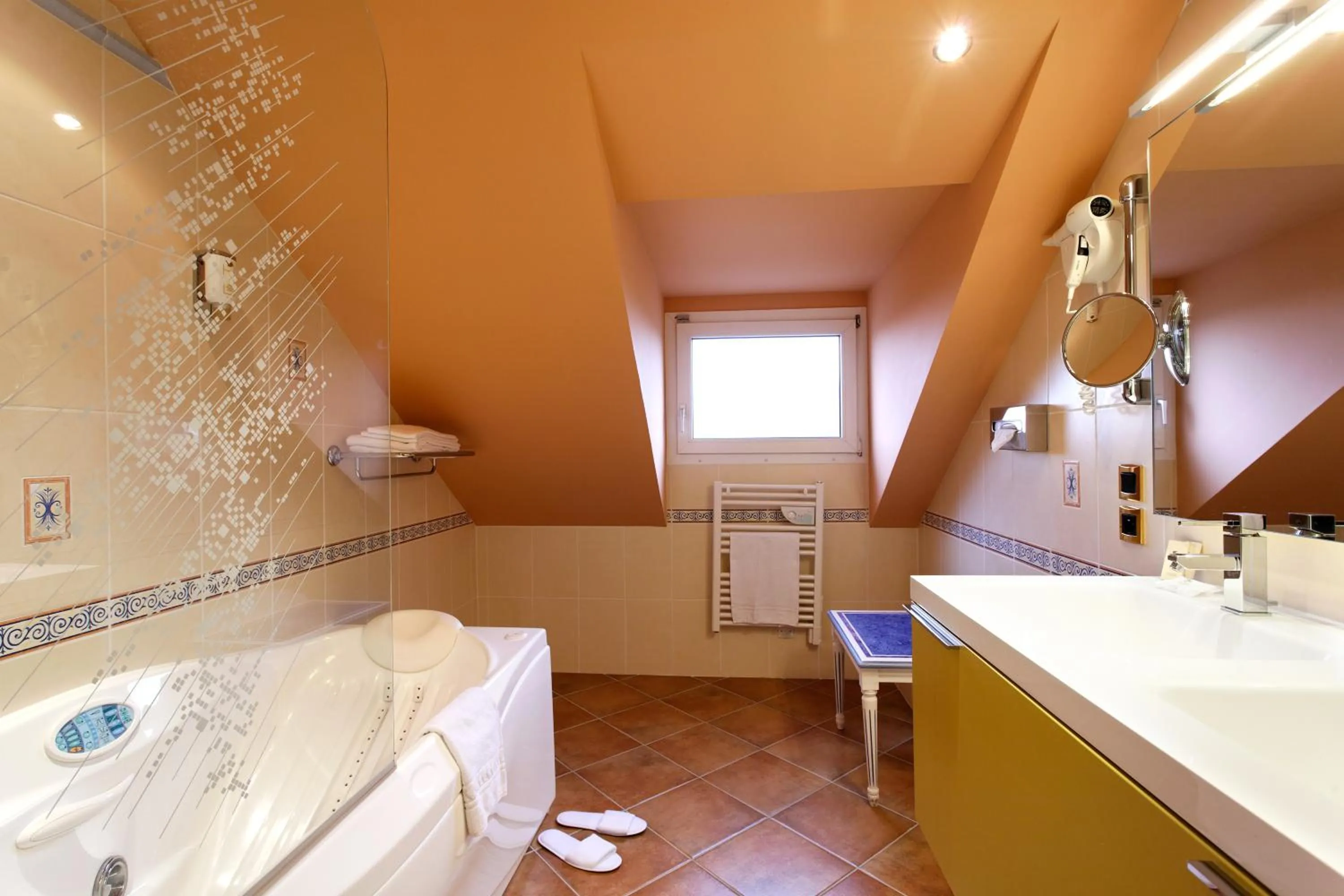 Bathroom in Logis Hôtel restaurant LE MEDICIS