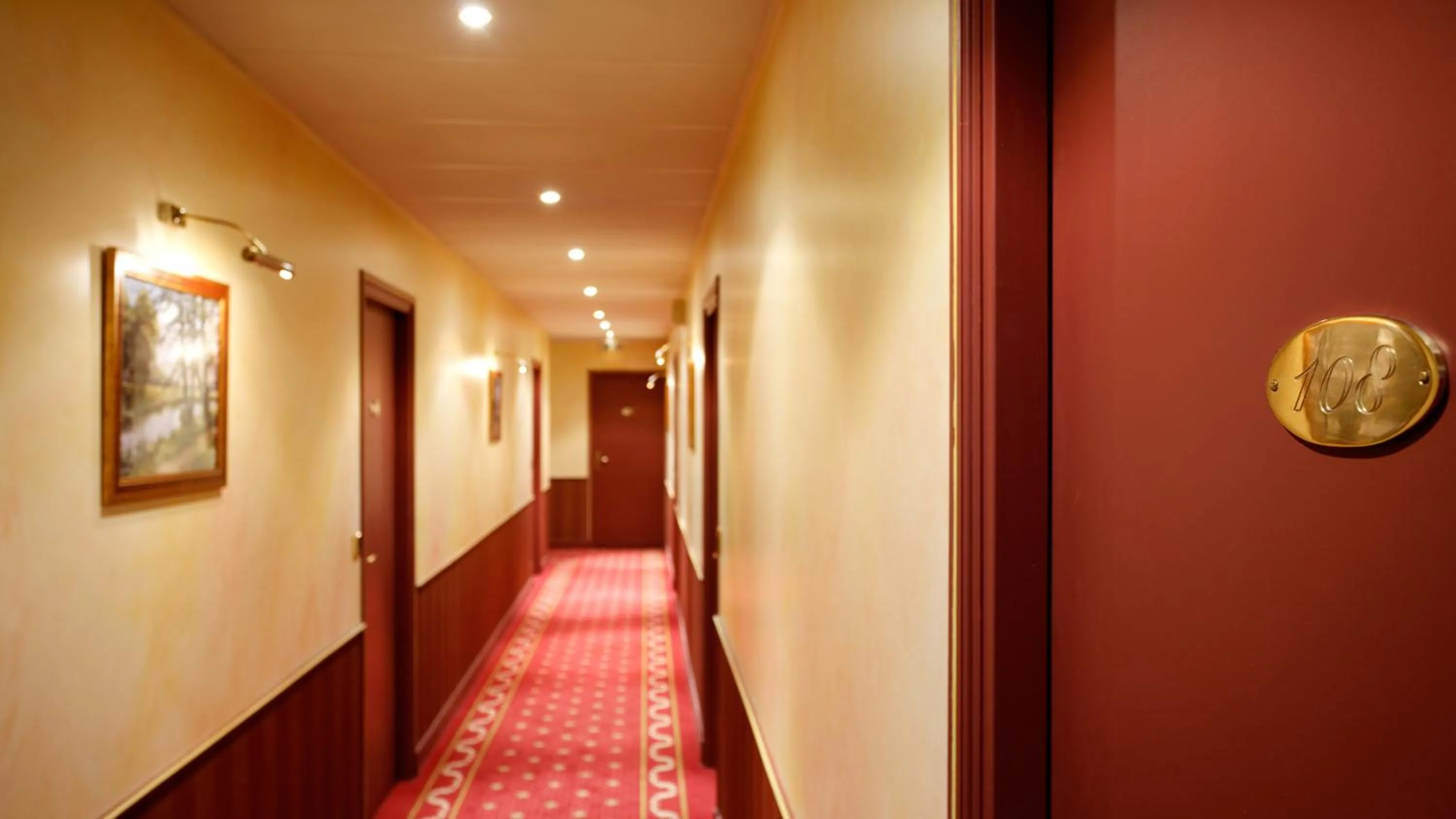 Bedroom in Logis Hôtel restaurant LE MEDICIS