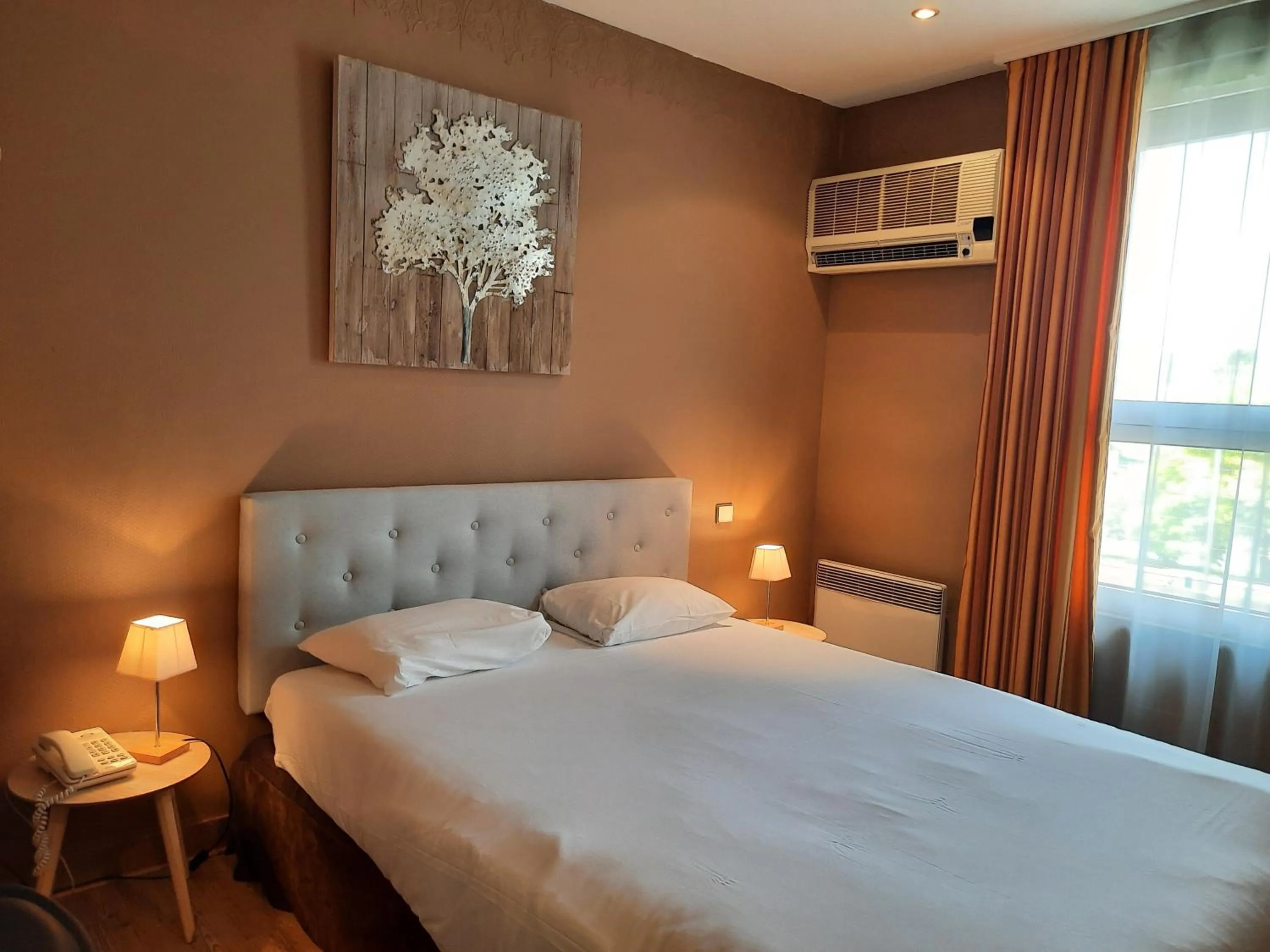 Bedroom, Bed in Logis Hôtel restaurant LE MEDICIS