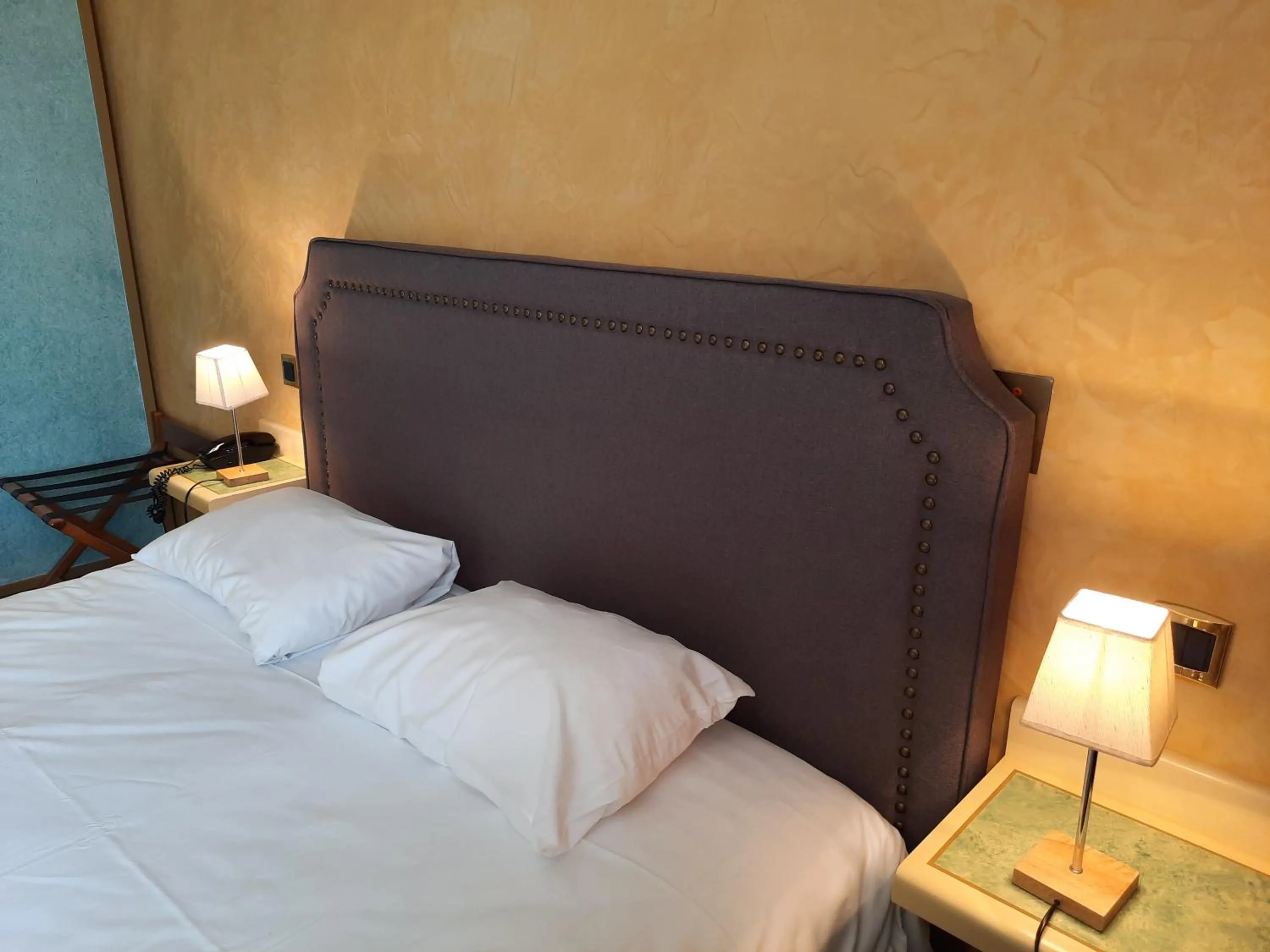 Bedroom, Bed in Logis Hôtel restaurant LE MEDICIS