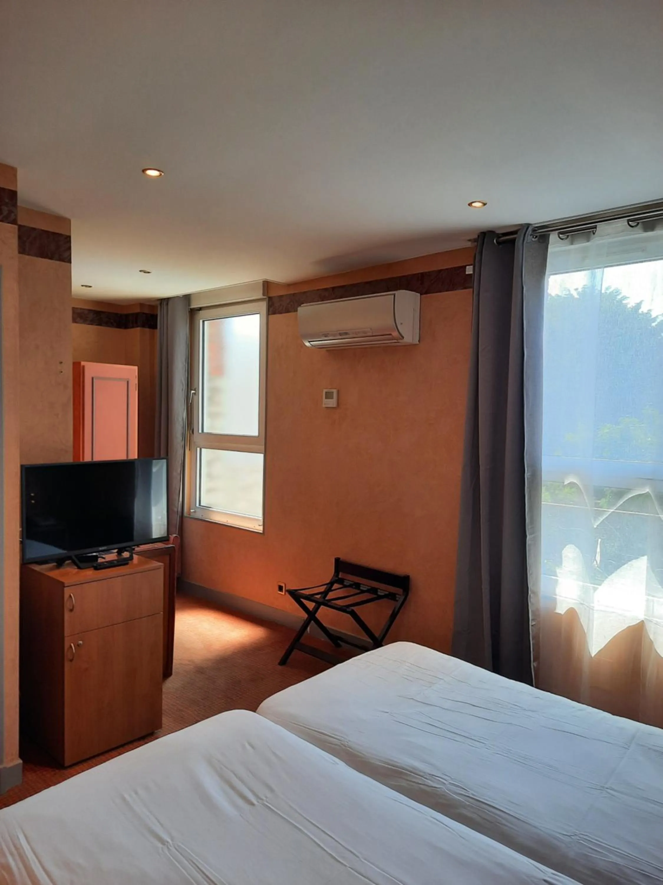 Bedroom, Bed in Logis Hôtel restaurant LE MEDICIS