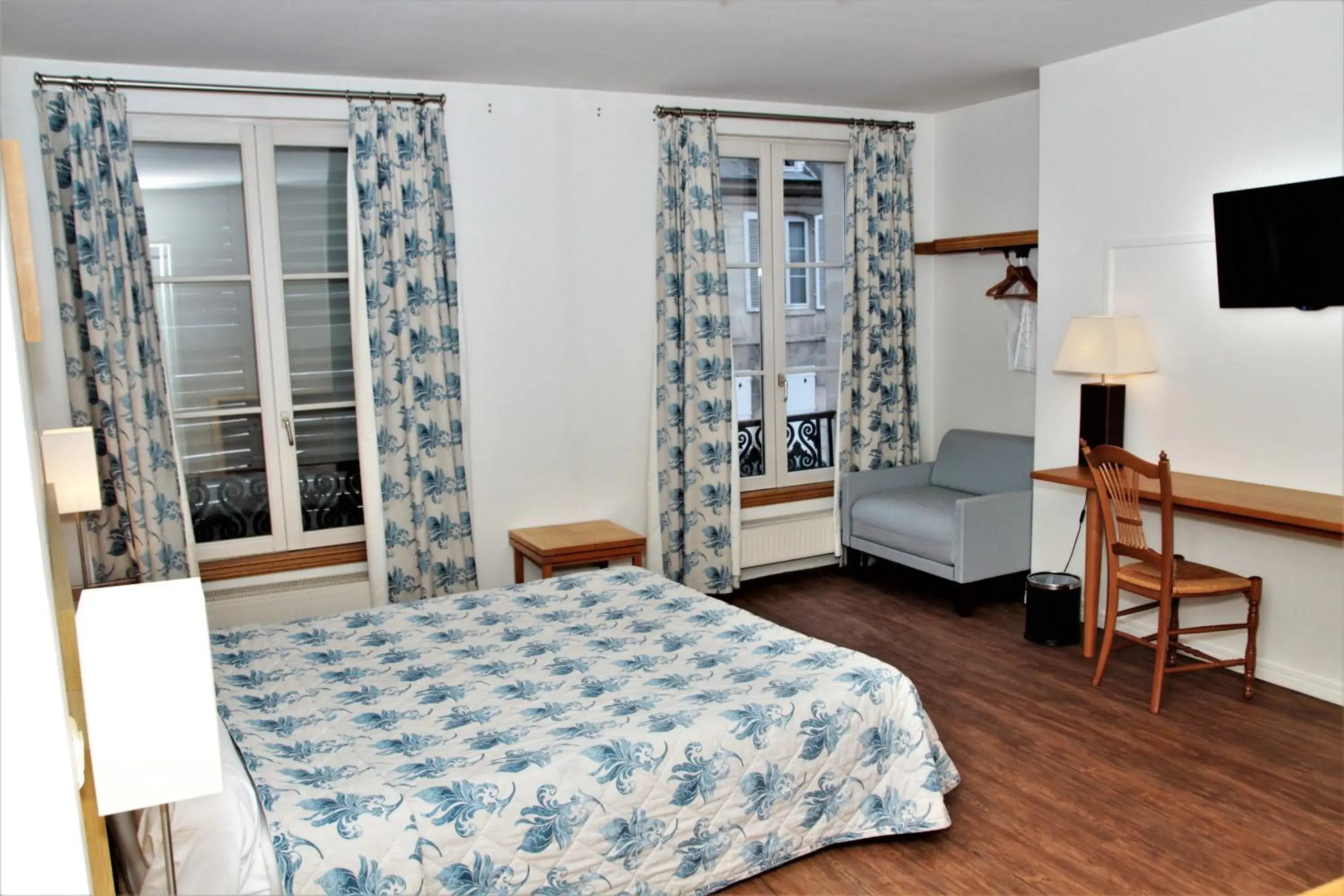 Double Room in Hôtel Le Régent Double Room in Hôtel Le Régent