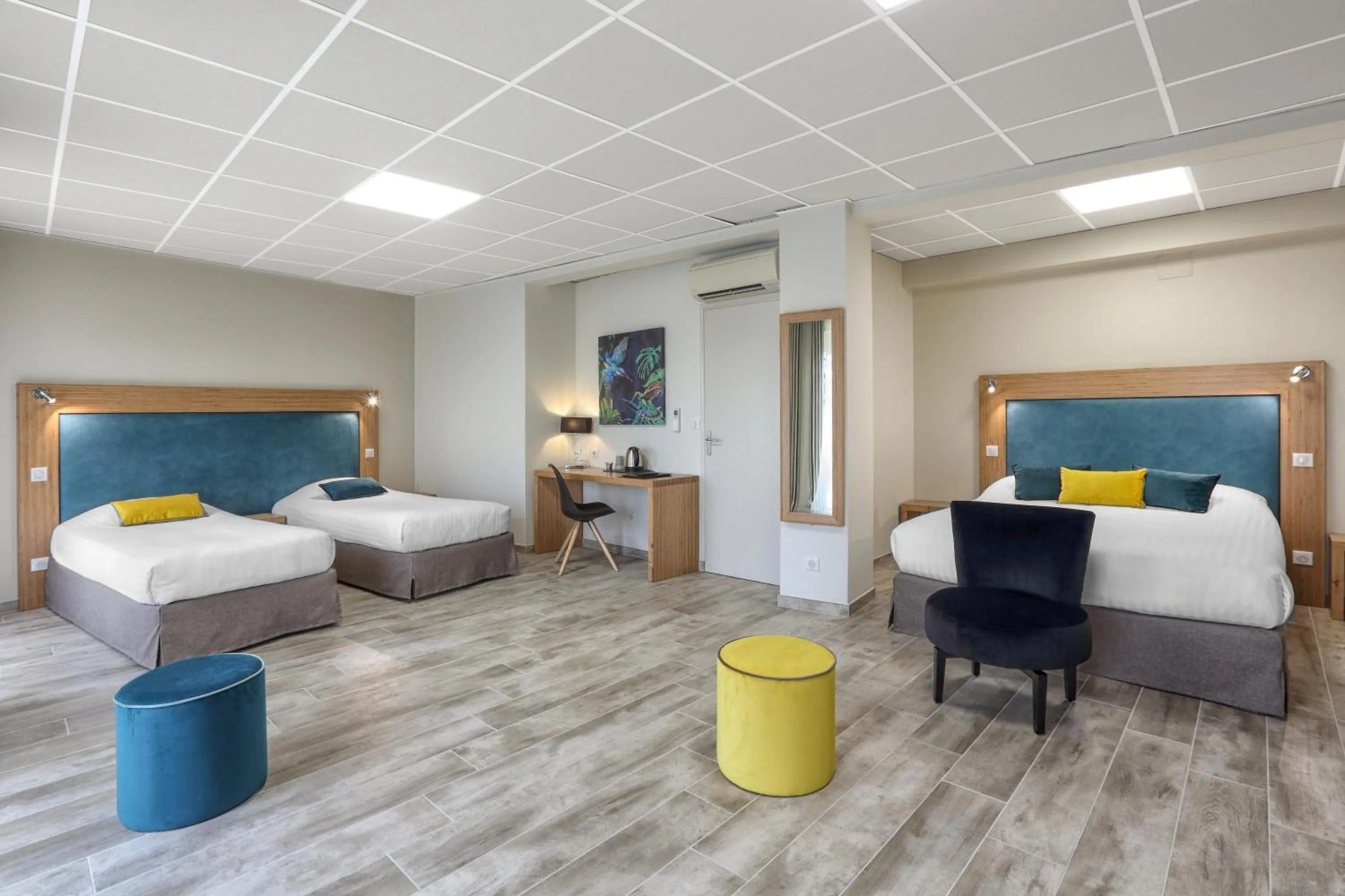 Swimming pool, Bed in Hotel Restaurant Laborderie