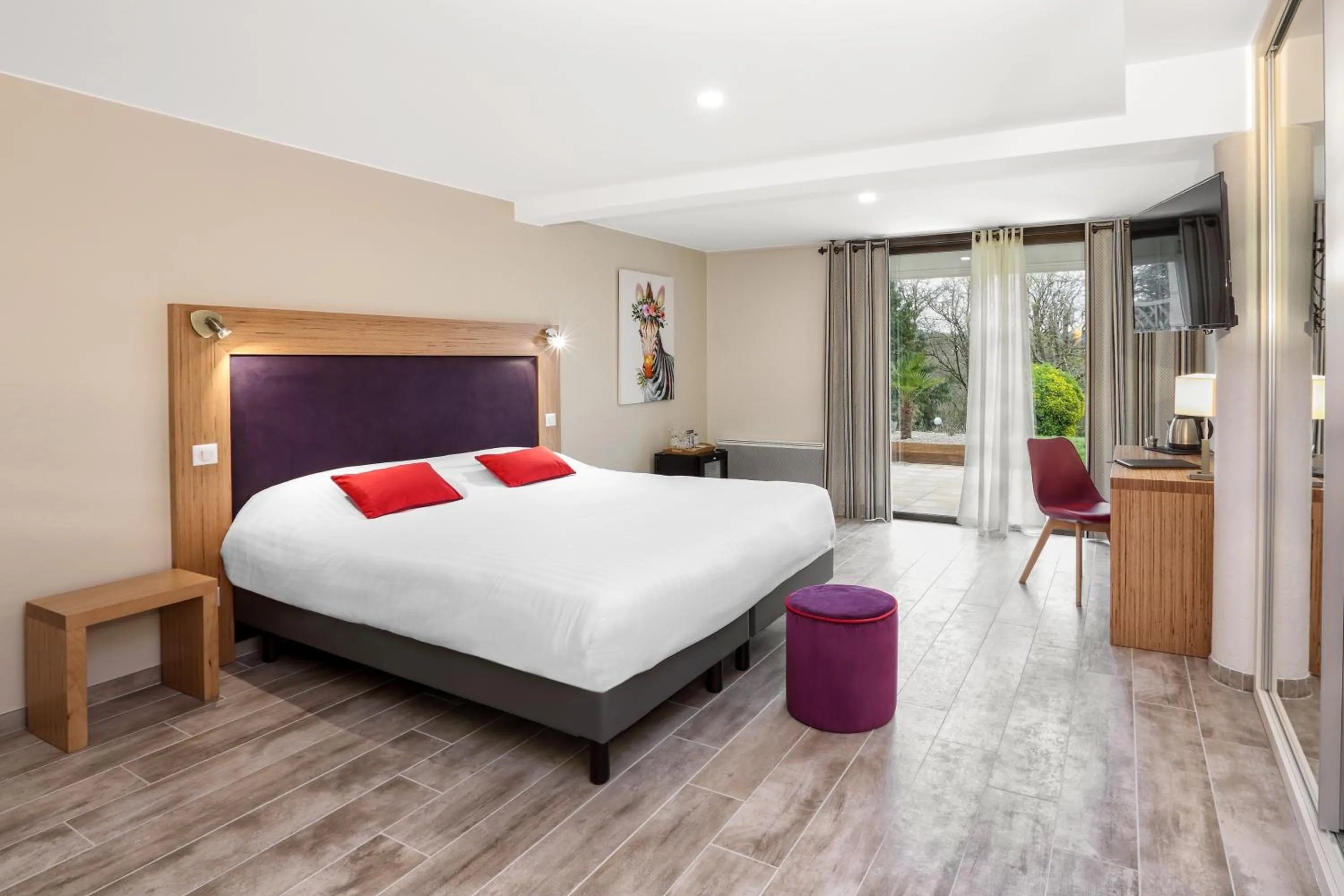 Swimming pool, Bed in Hotel Restaurant Laborderie